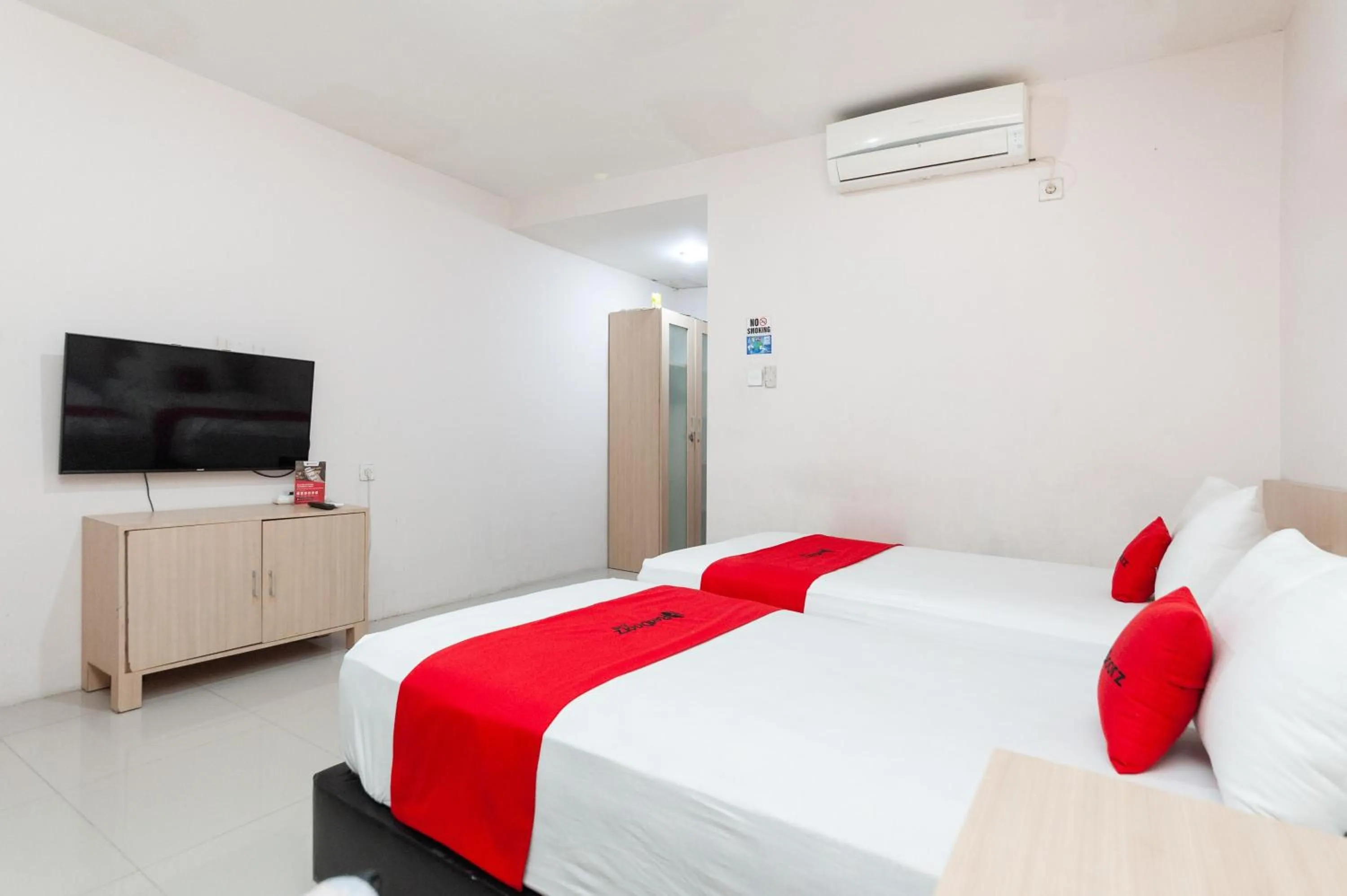 Bed in RedDoorz Syariah near Banda Aceh Convention Hall