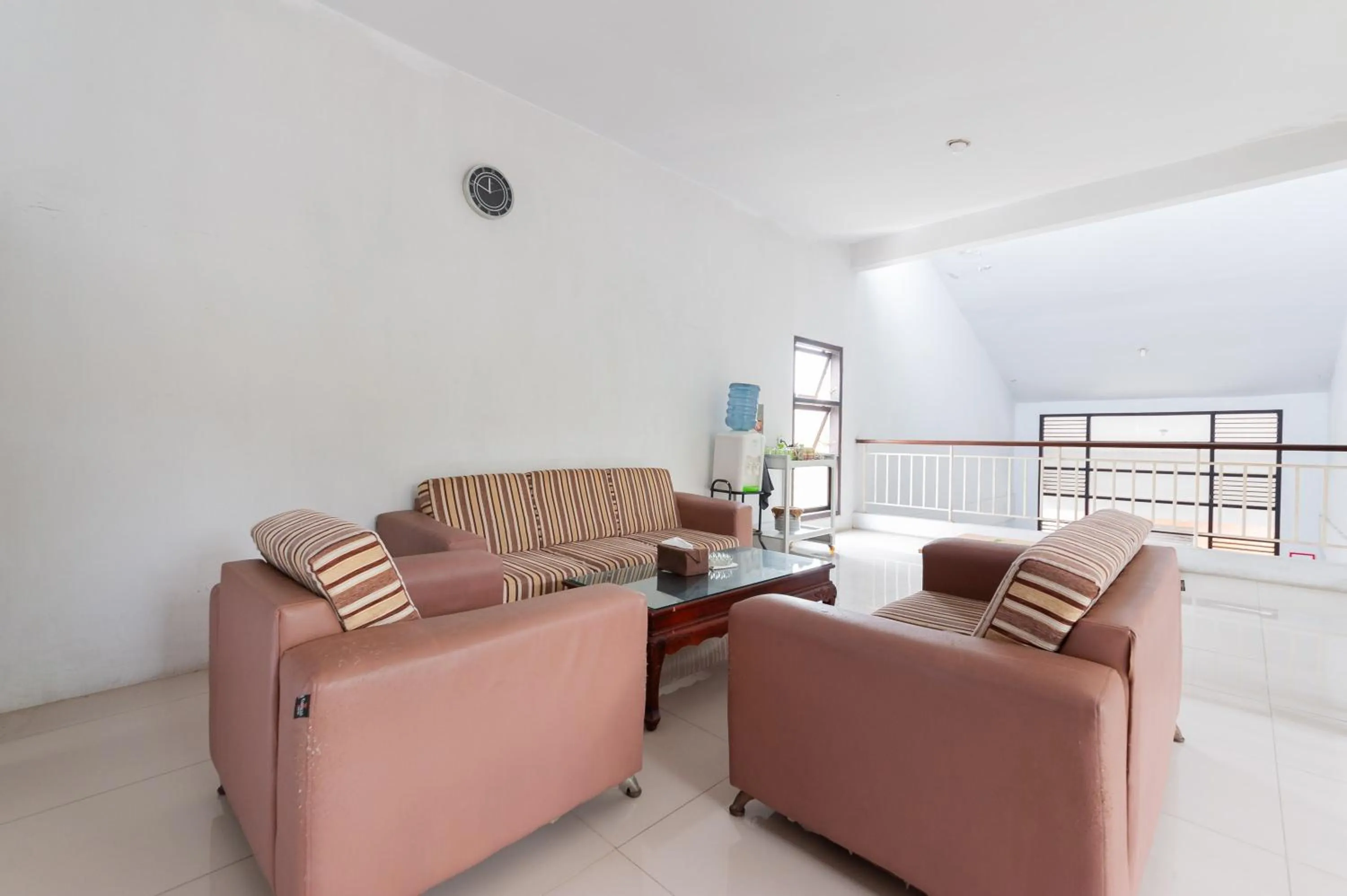 Seating area in RedDoorz Syariah near Banda Aceh Convention Hall