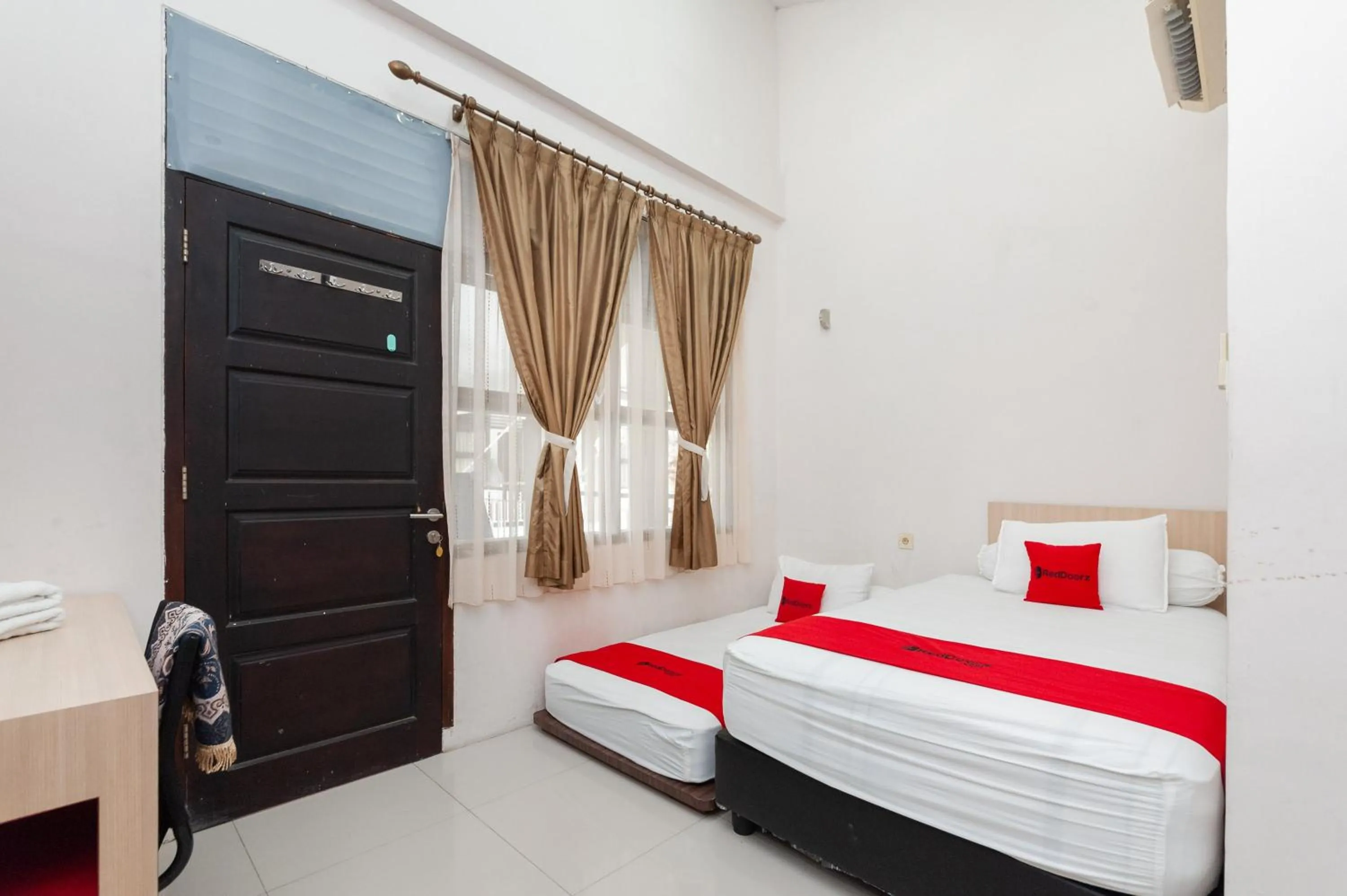 Bed in RedDoorz Syariah near Banda Aceh Convention Hall