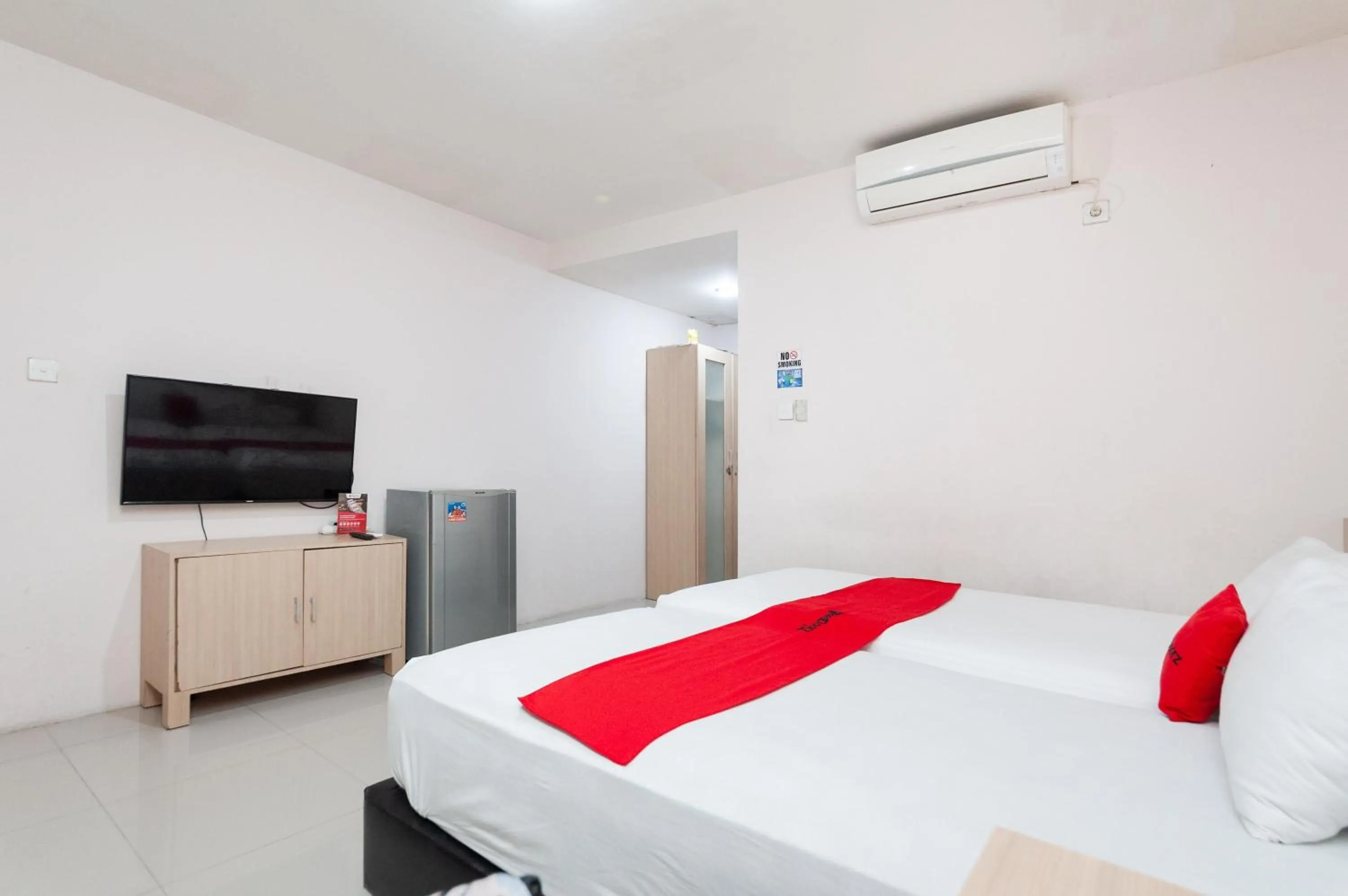 Bed in RedDoorz Syariah near Banda Aceh Convention Hall