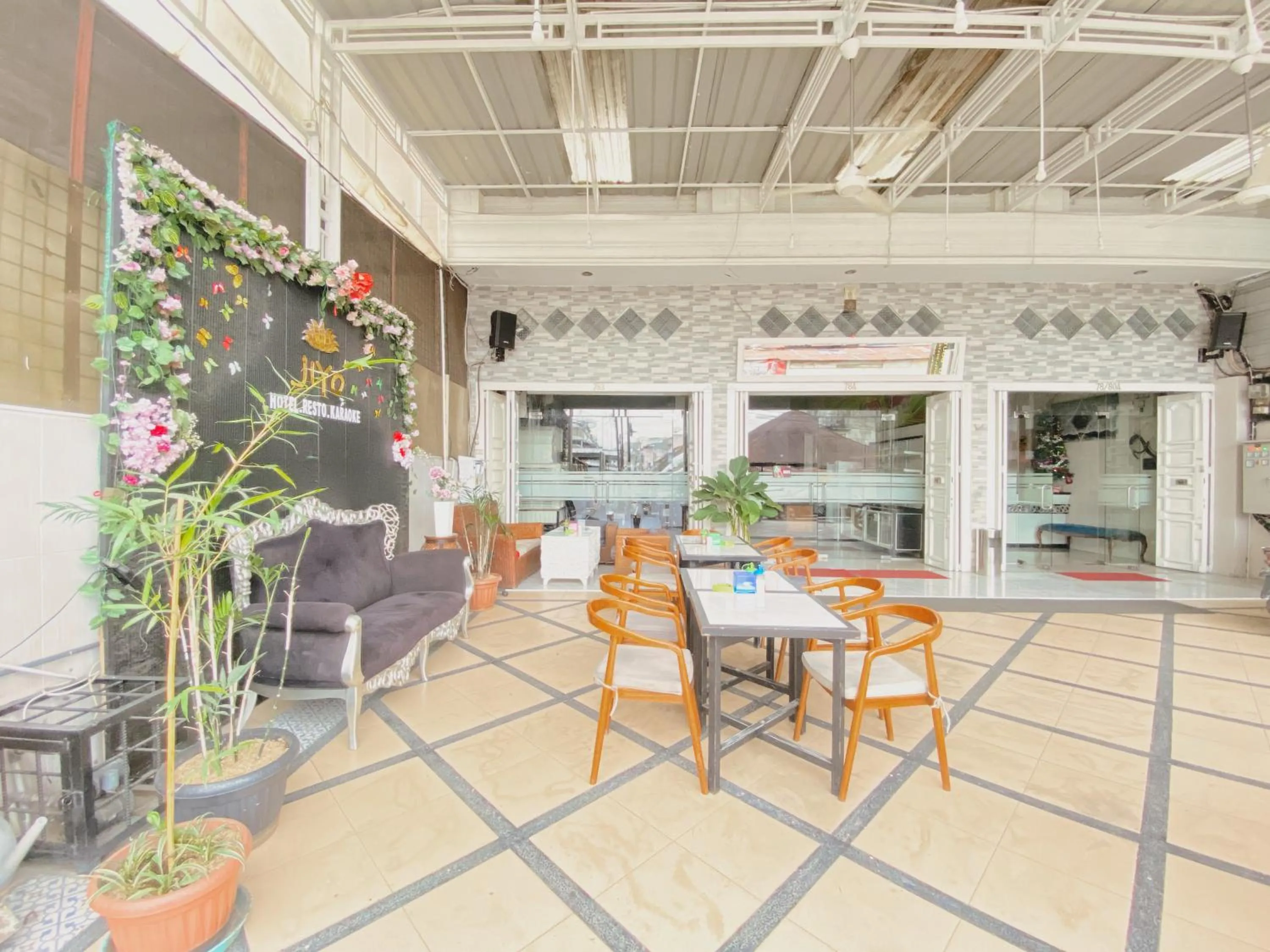 Restaurant/places to eat in JIYO BOUTIQUE Hotel