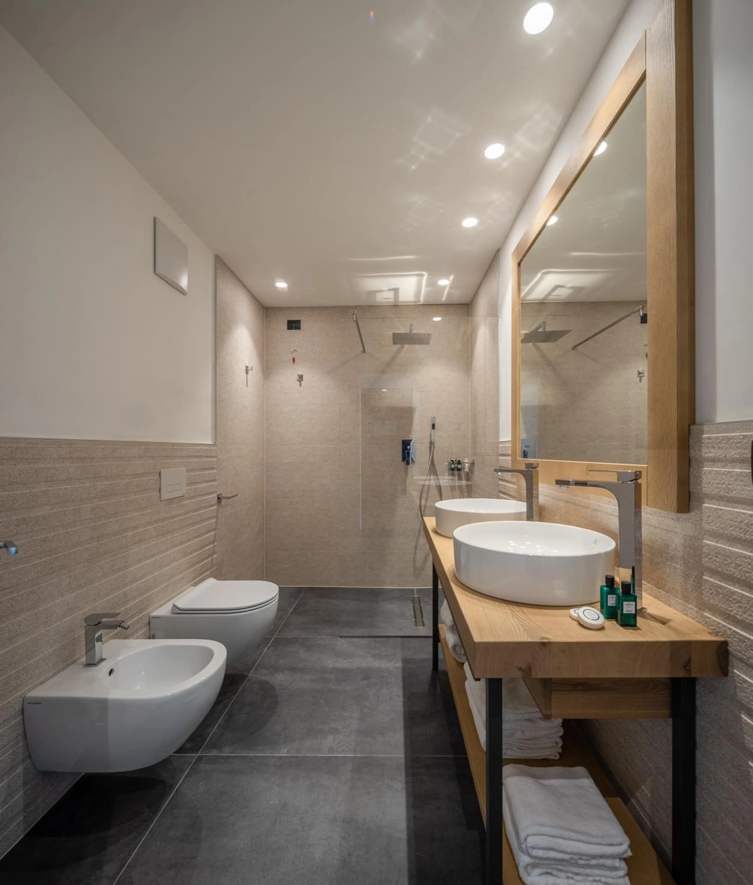 Bathroom in Aris Apartments & Sky Pool - Tonelli Hotels - Adult Friendly