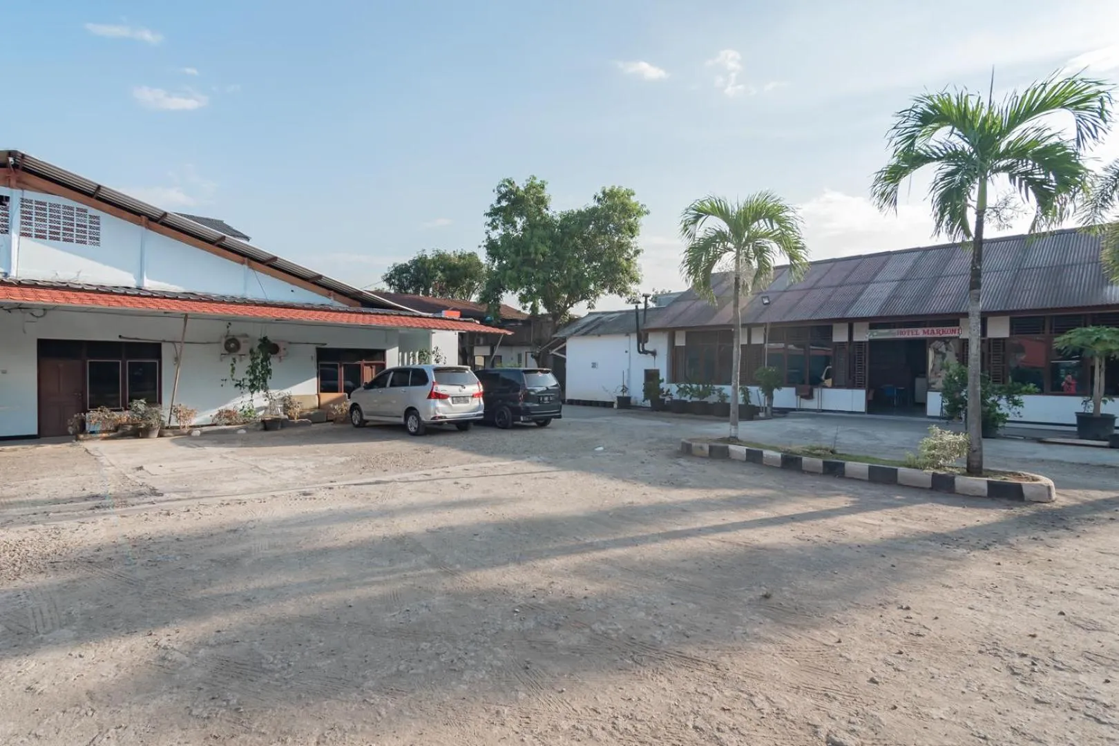 Parking in Hotel Markoni Pamanukan Mitra RedDoorz