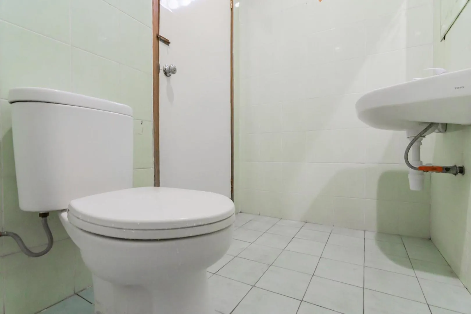 Bathroom in Hotel Markoni Pamanukan Mitra RedDoorz