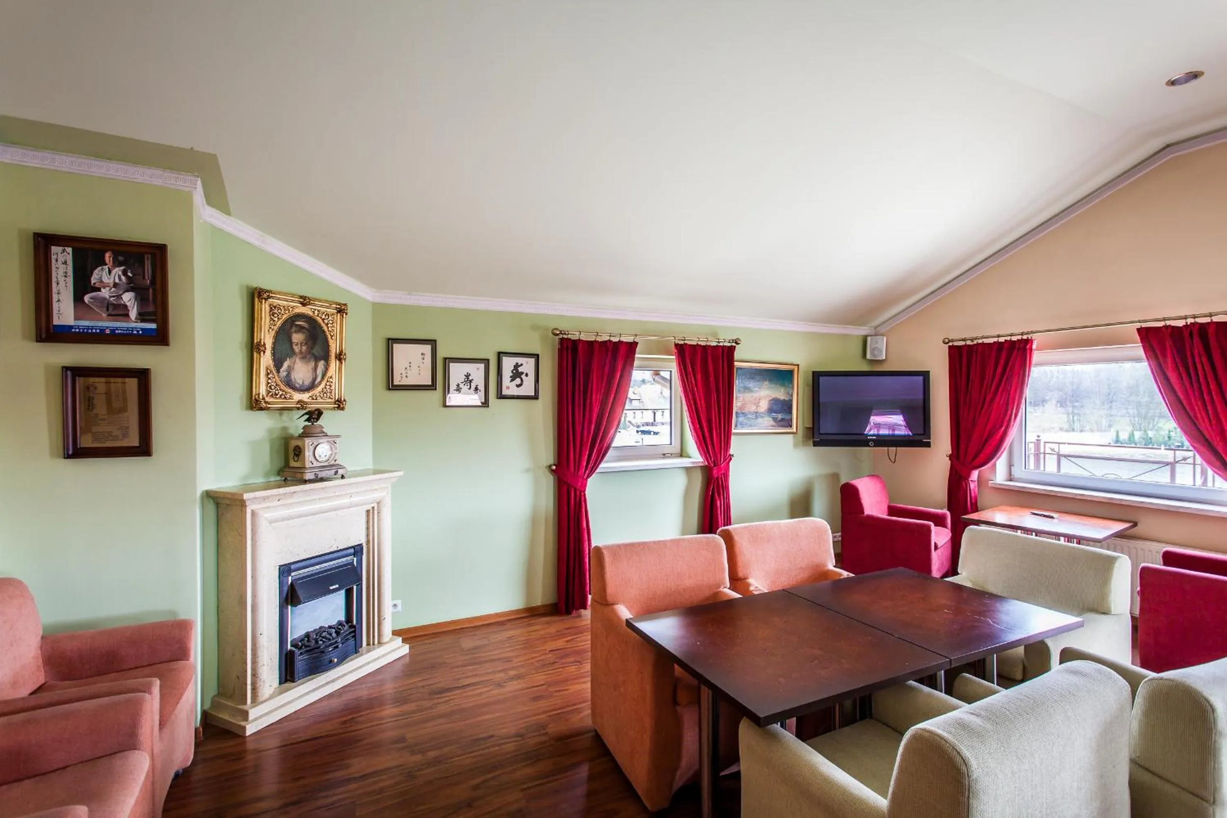 Communal lounge/ TV room in Hotel na Podzamczu