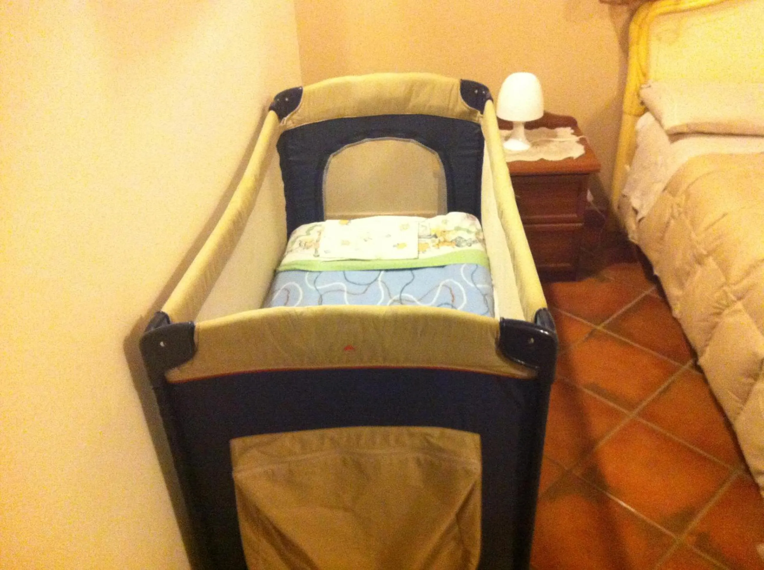 cot, Bed in Aquila Di Mare