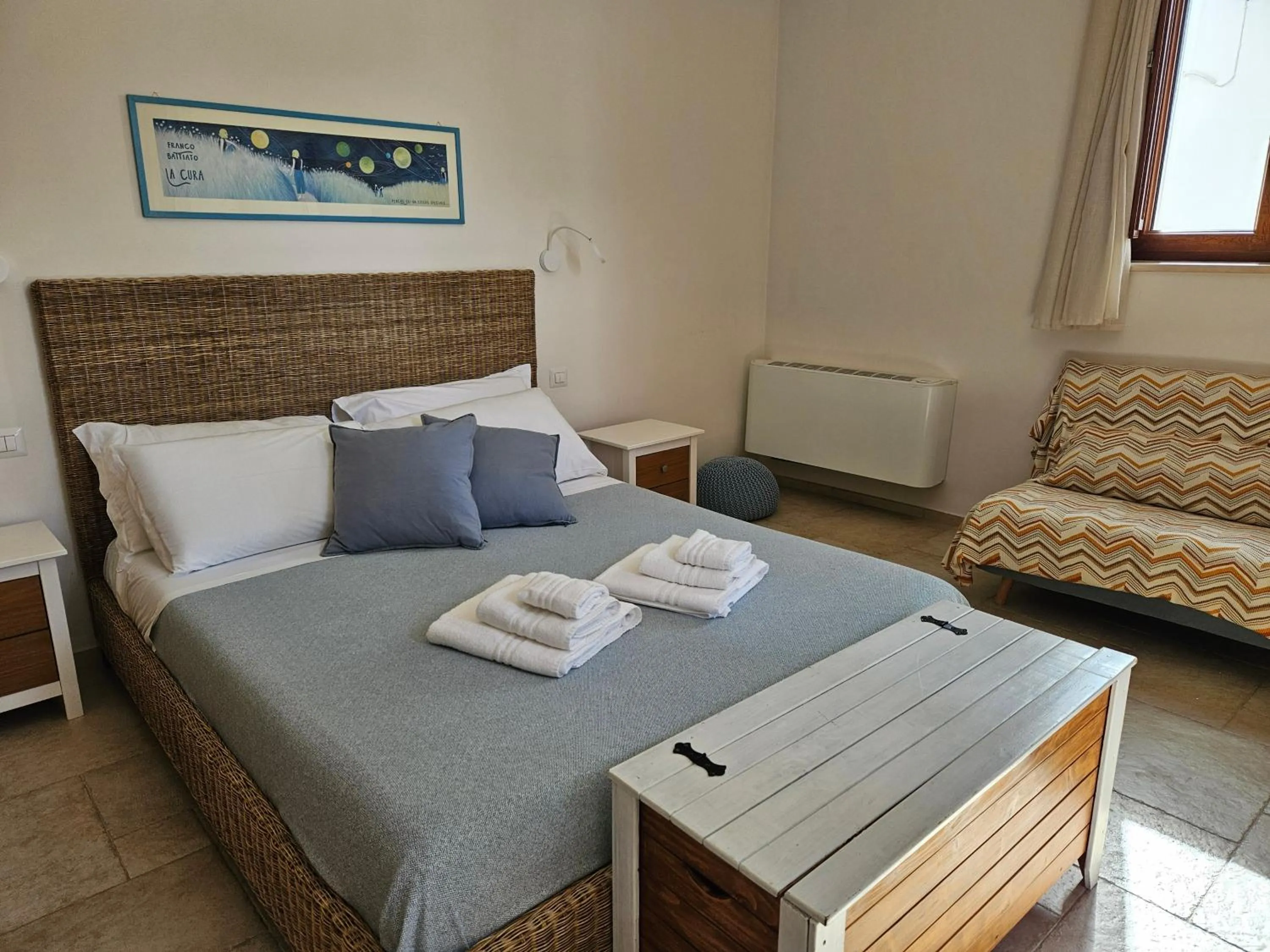 Photo of the whole room, Bed in Mamapulia Home