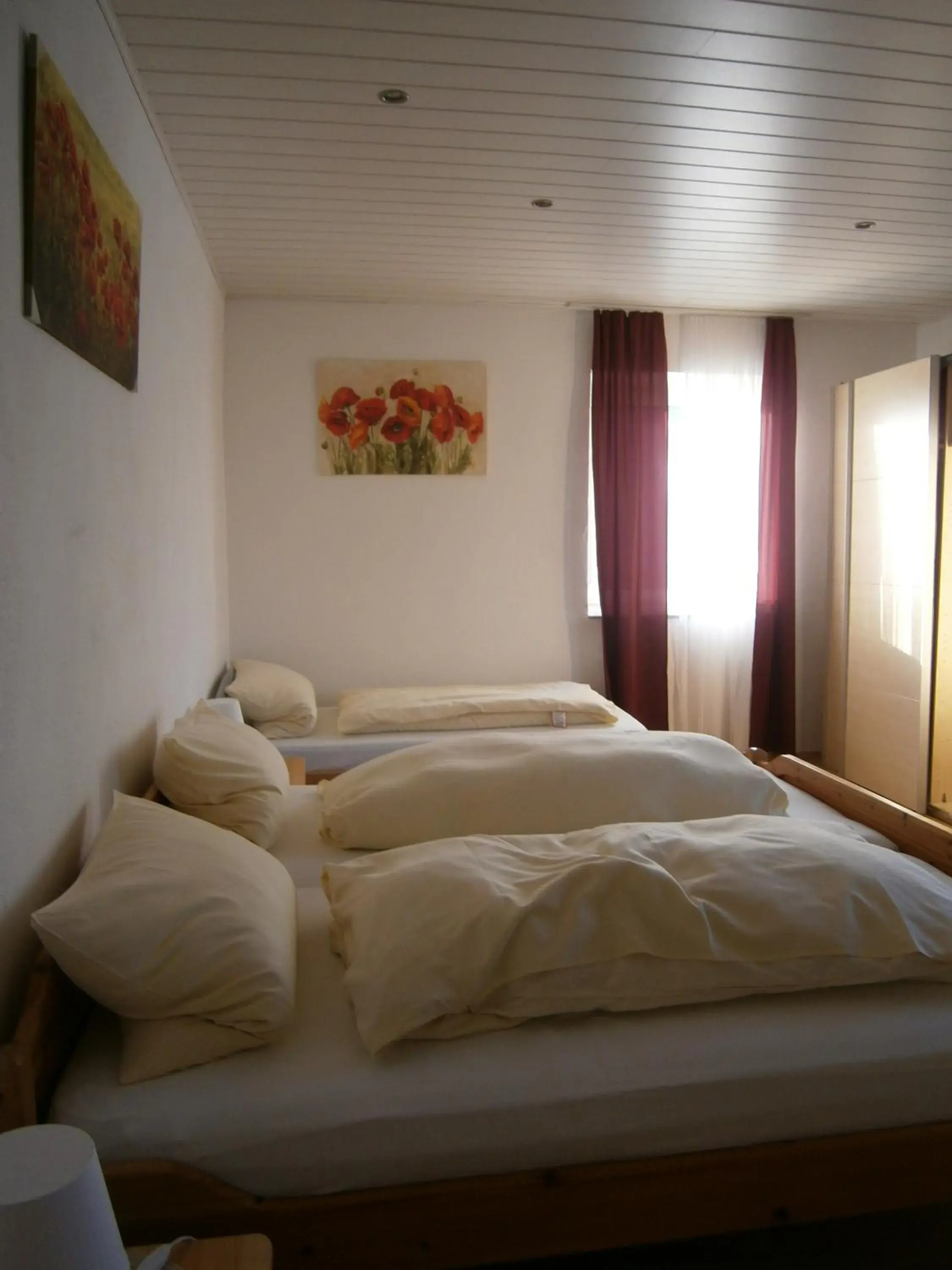 Quadruple Room with Shower - single occupancy in Hotel Strauss Quadruple Room with Shower - single occupancy in Hotel Strauss