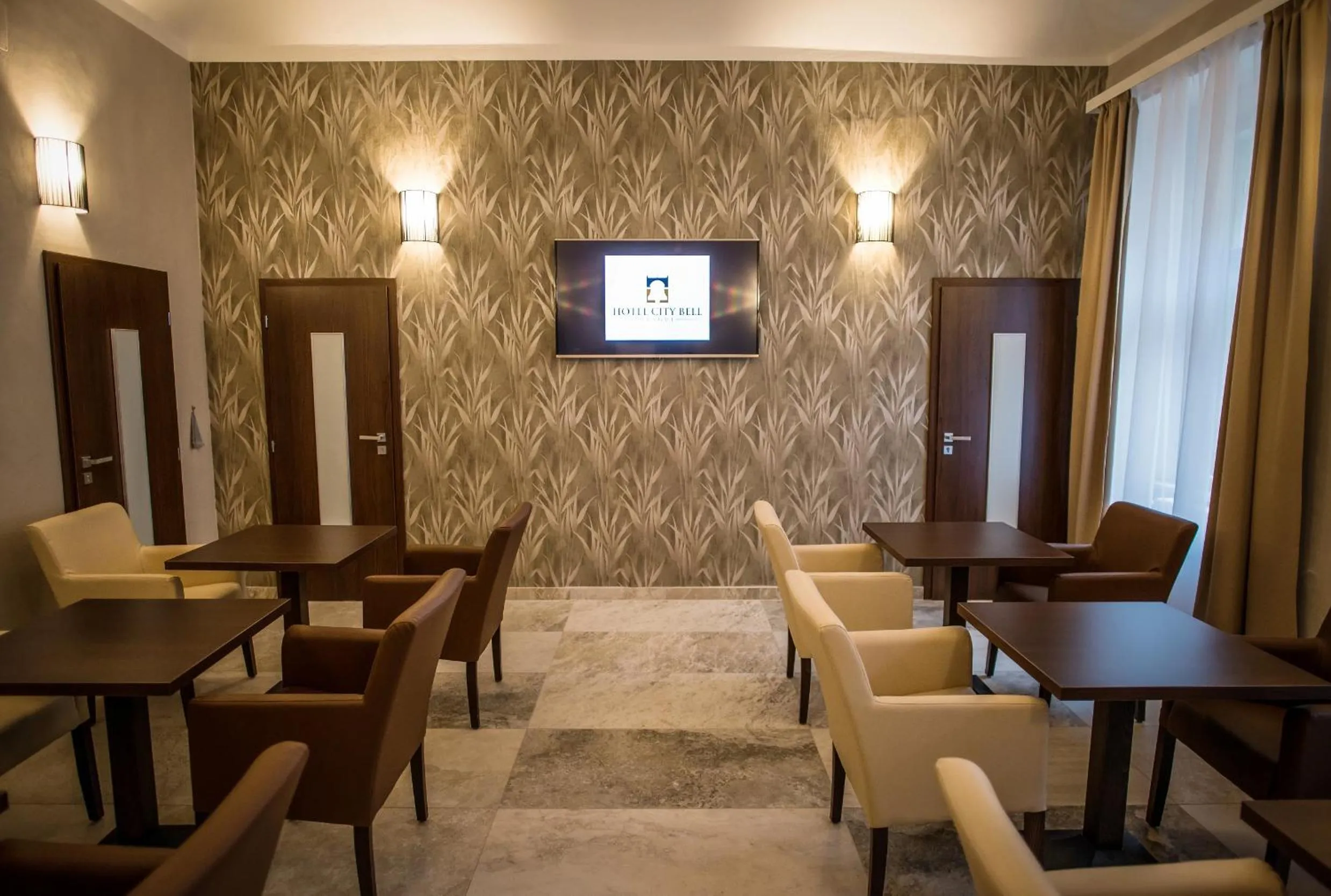 Communal lounge/ TV room in Hotel City Bell