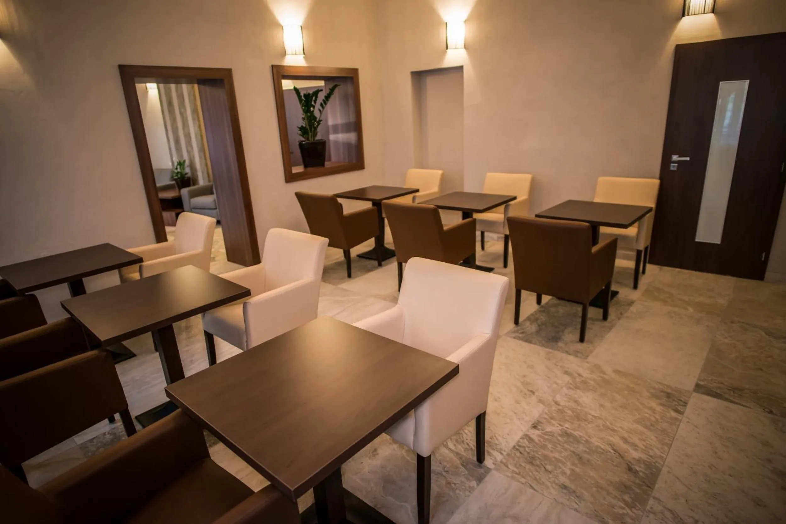 Communal lounge/ TV room in Hotel City Bell