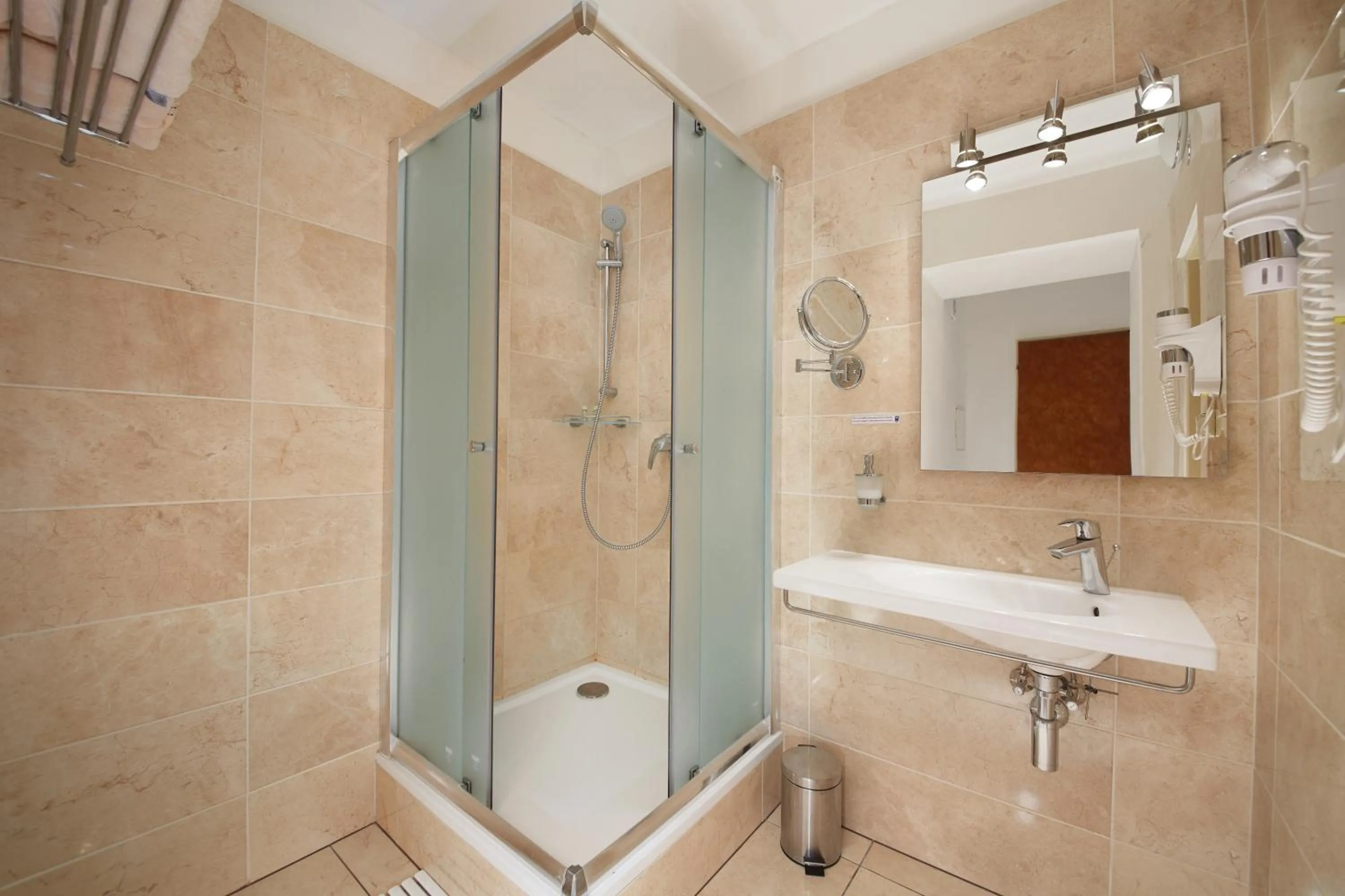 Shower in Hotel City Bell