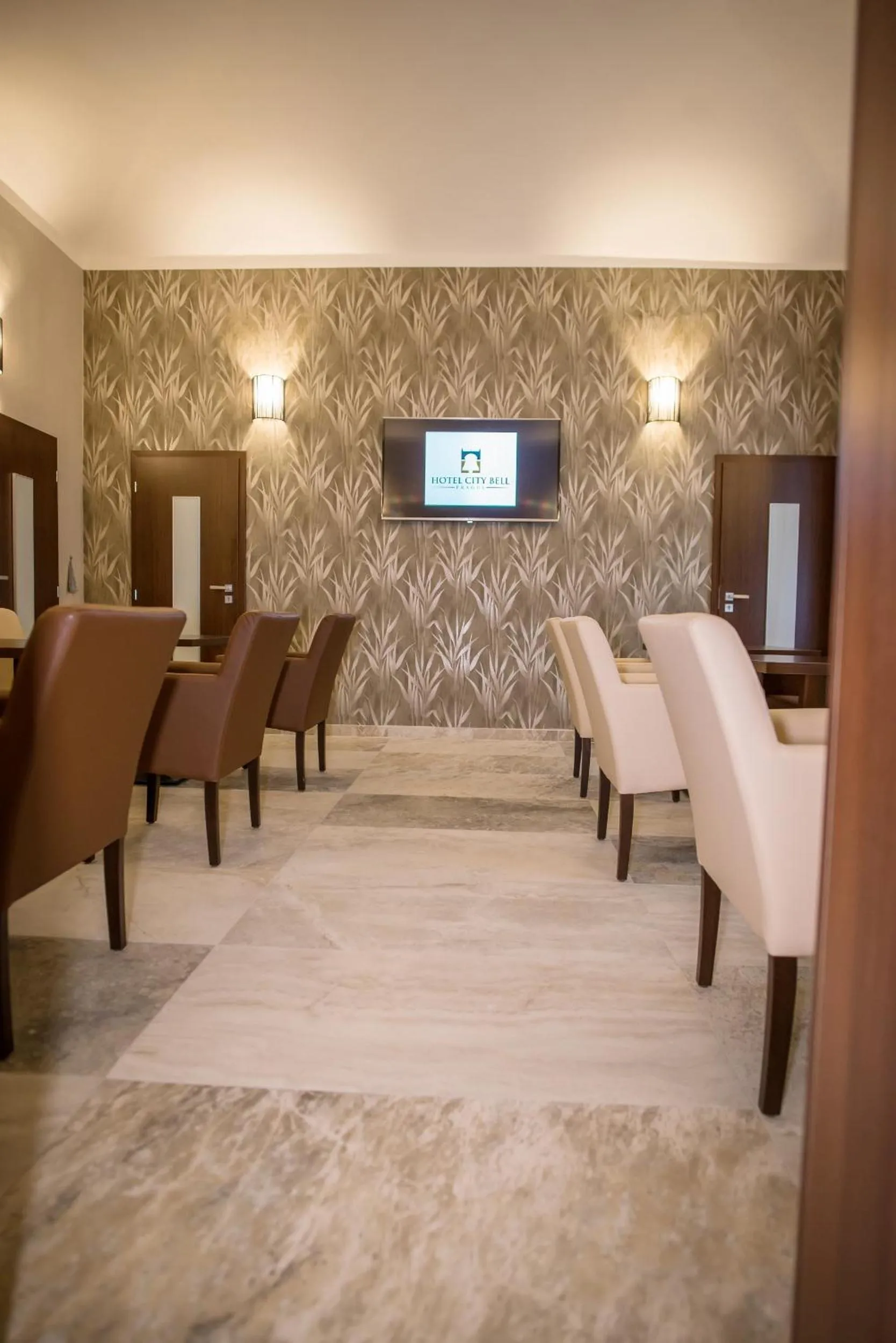 Communal lounge/ TV room in Hotel City Bell