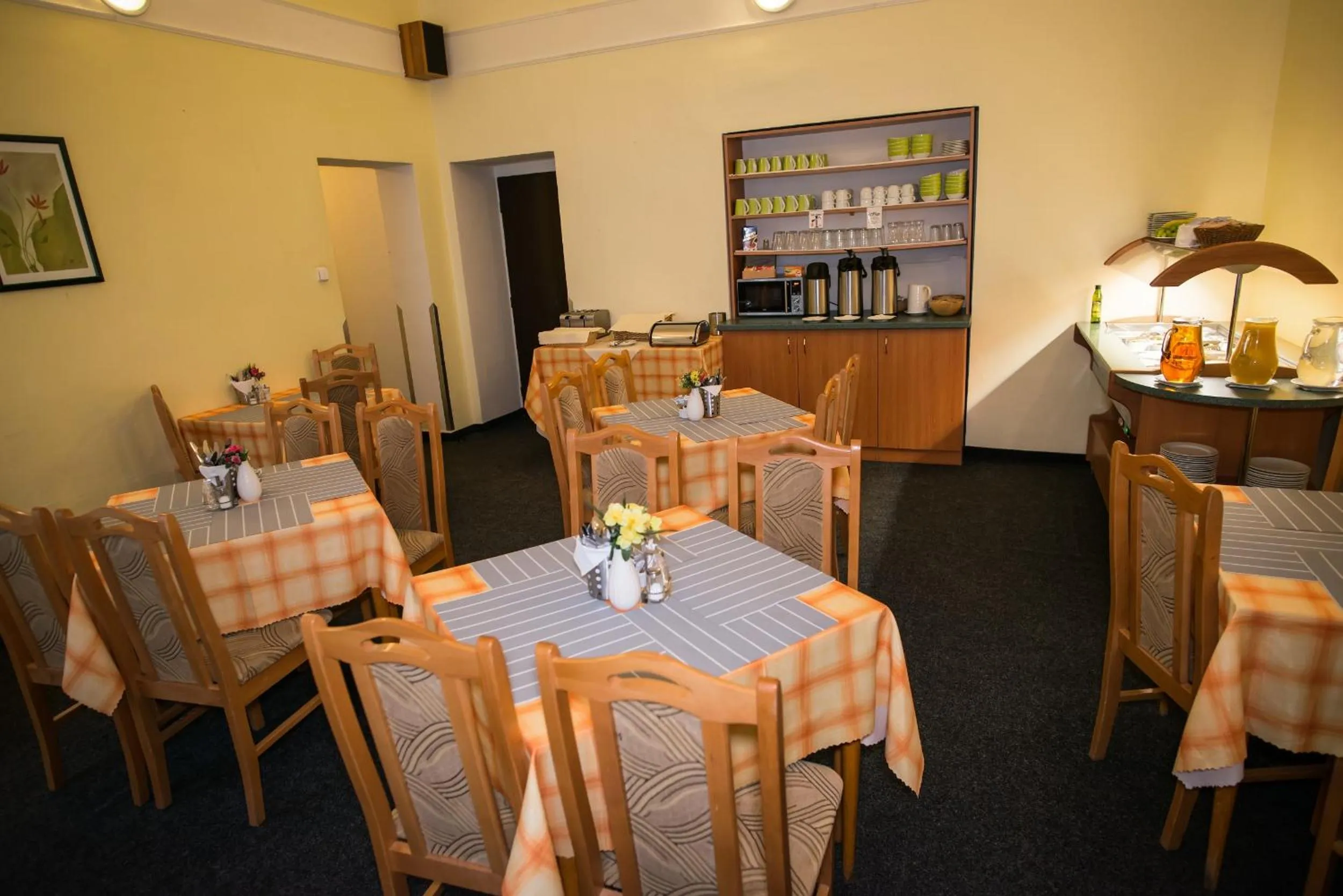 Restaurant/places to eat in Hotel City Bell