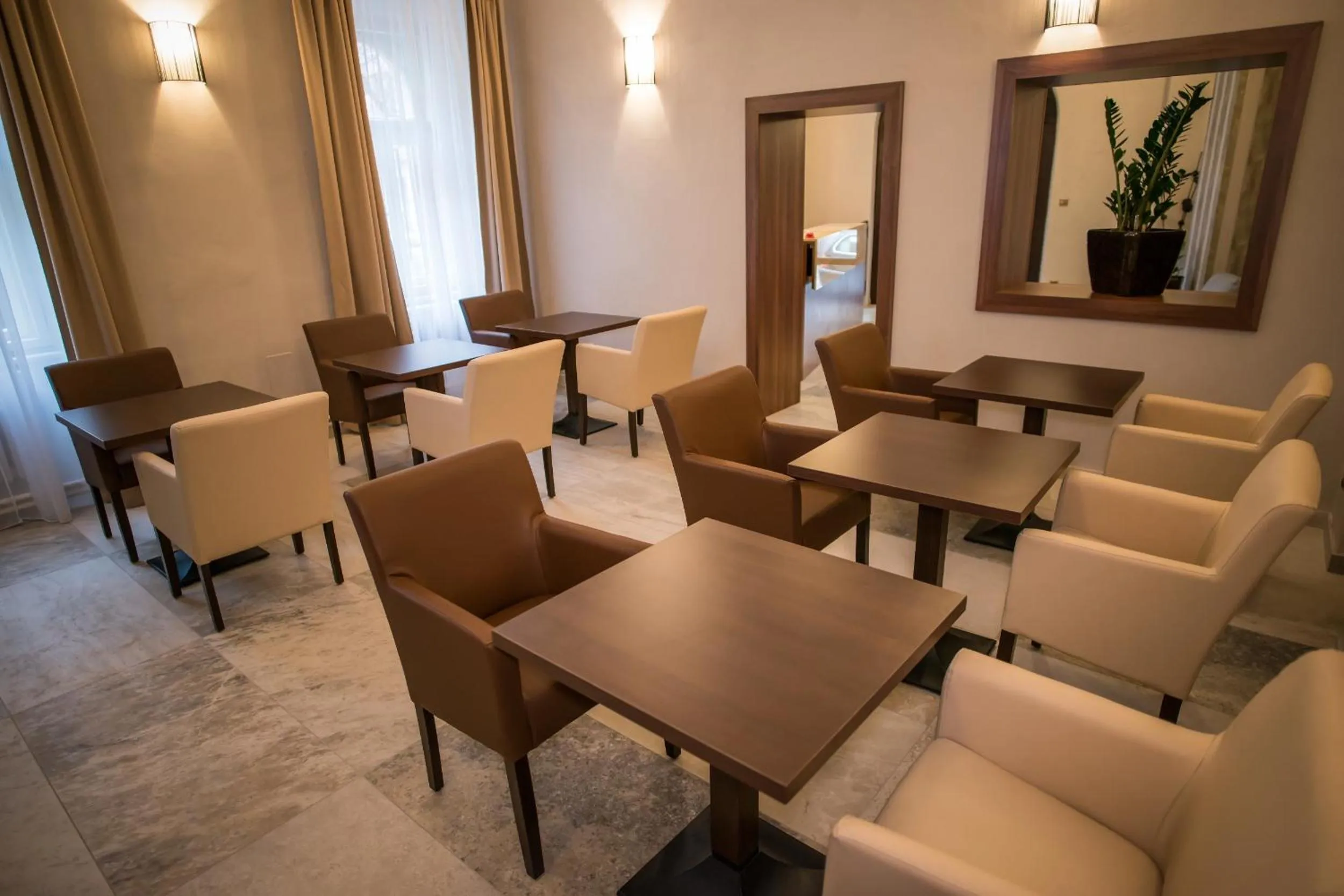 Communal lounge/ TV room in Hotel City Bell