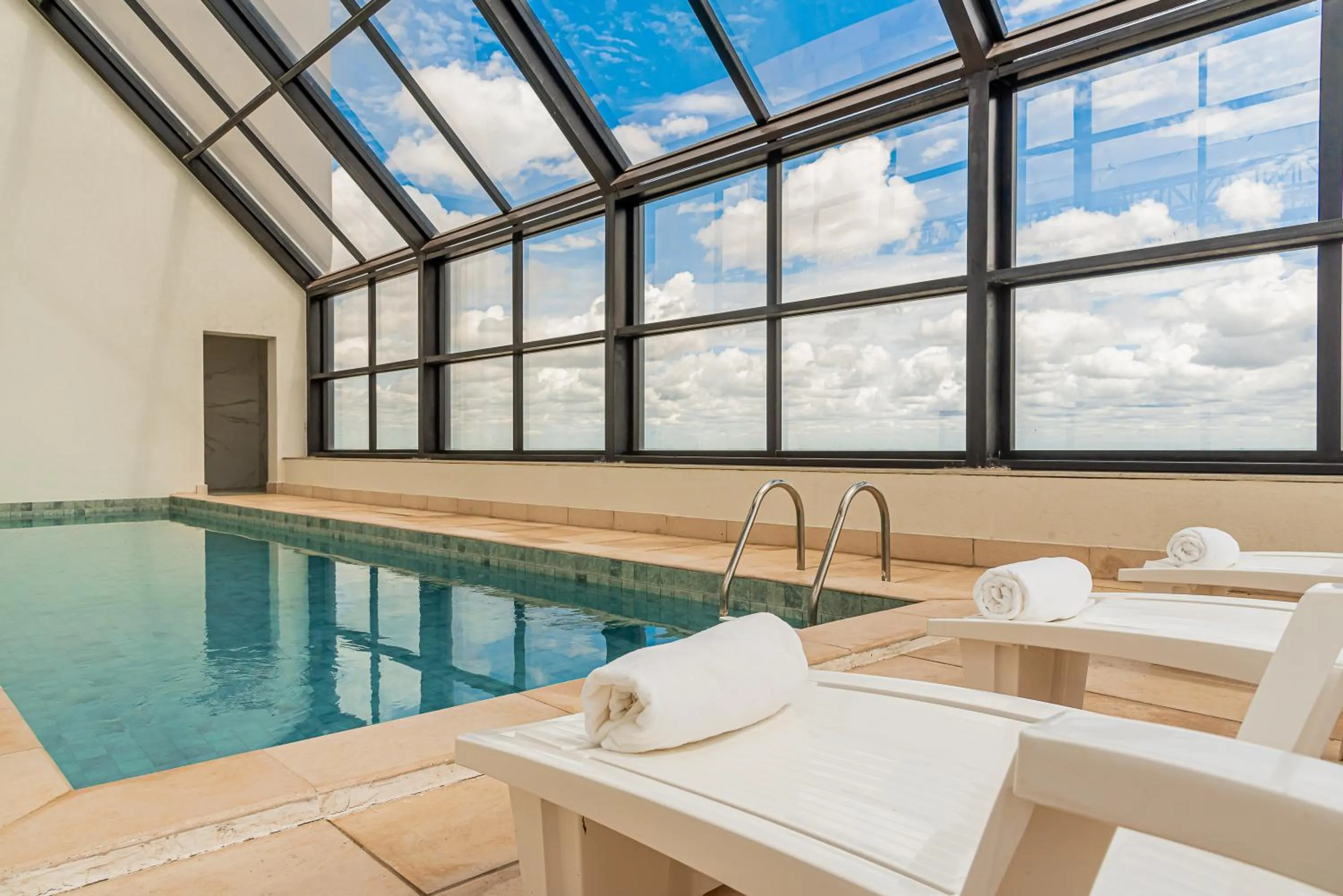 Swimming pool in Rio Hotel by Bourbon Maringá