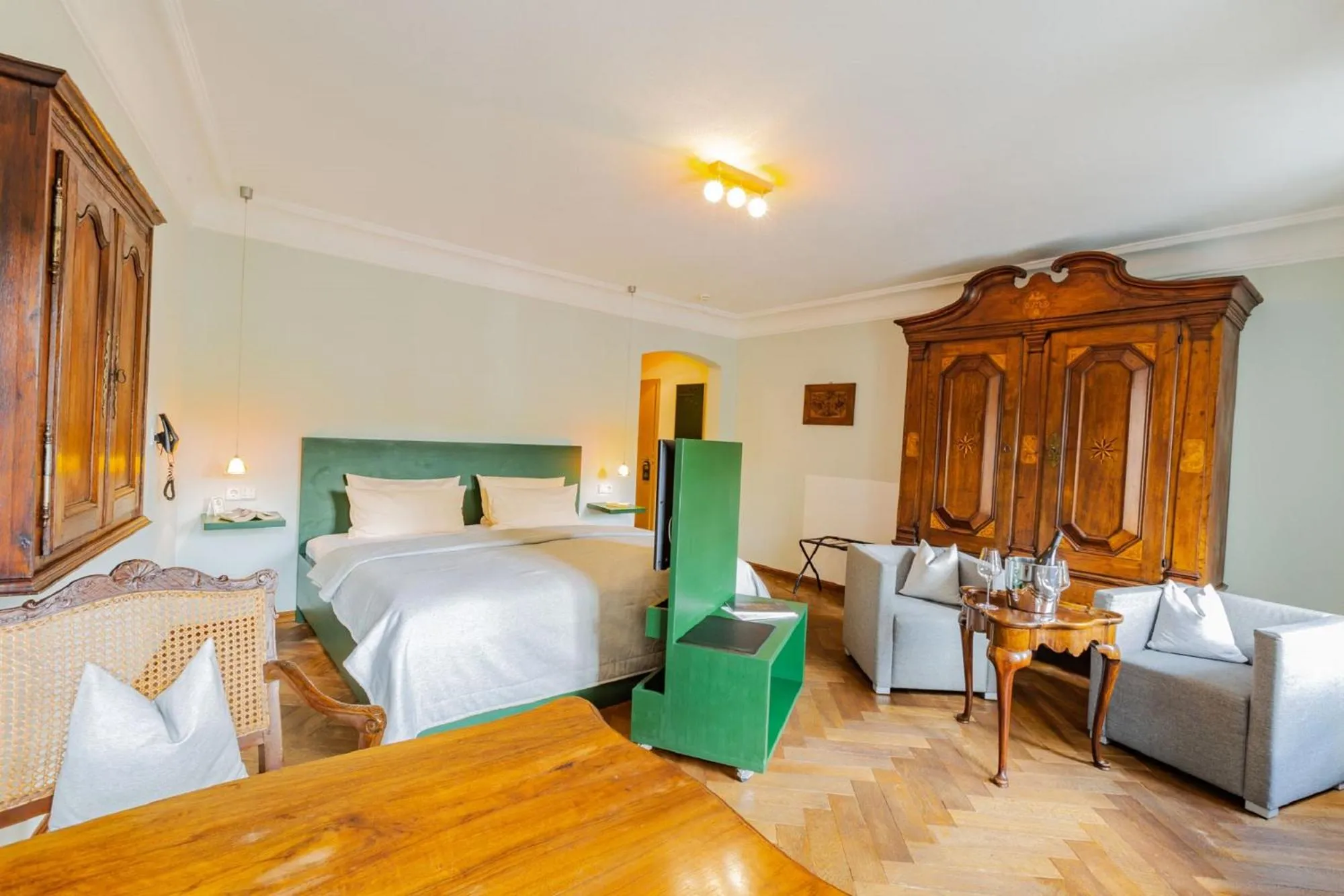 Photo of the whole room, Bed in Romantik Hotel Meisenheimer Hof