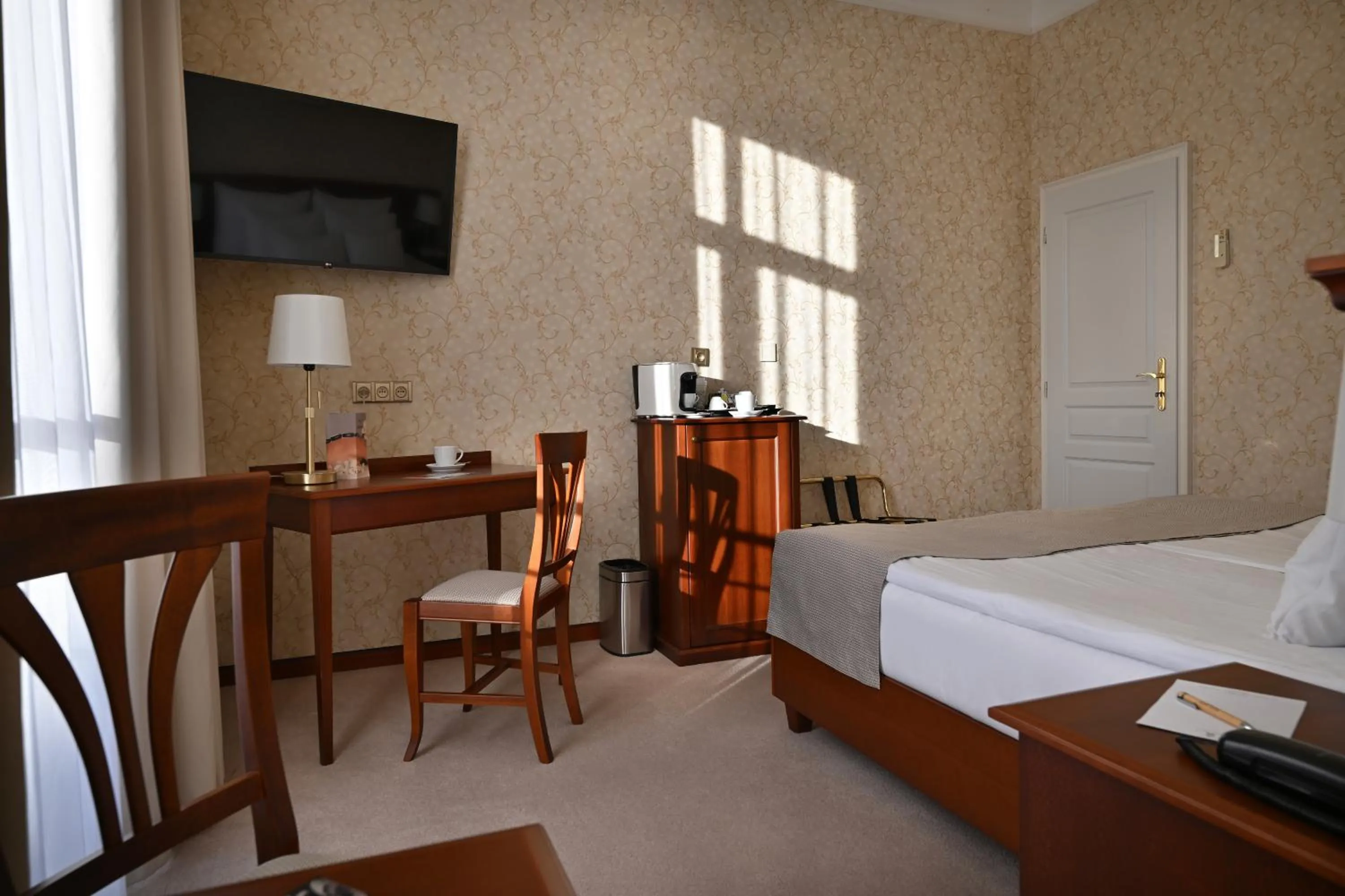 Property building, Bed in Hotel Rott