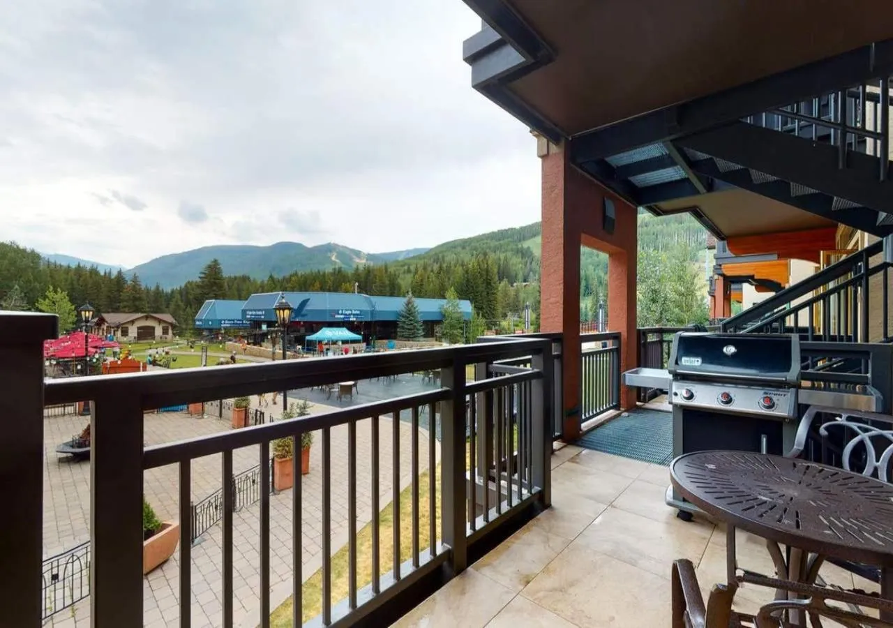 BBQ facilities in Lion Square Lodge Condos by TO