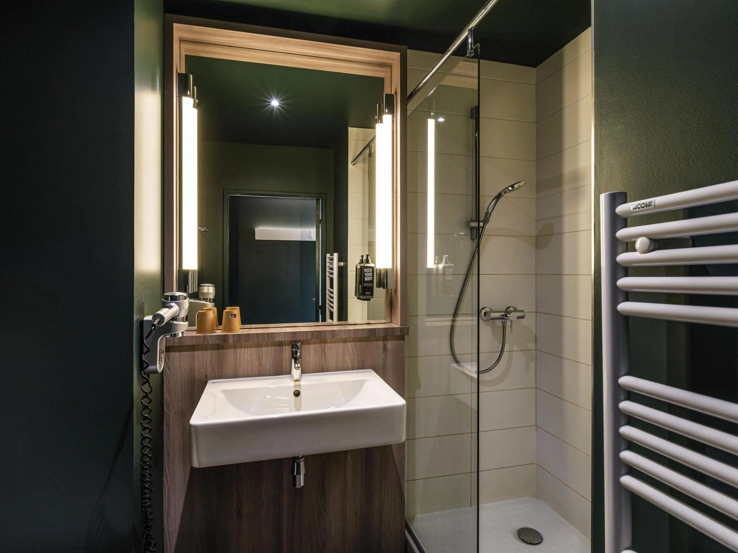 Bedroom in ibis Lyon Est Meyzieu