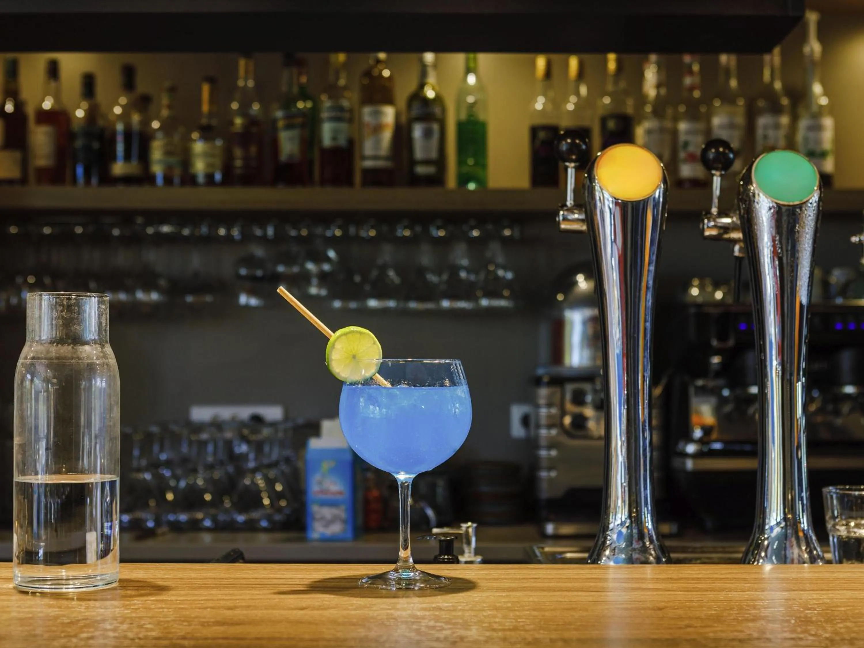 Lounge or bar in ibis Lyon Est Meyzieu