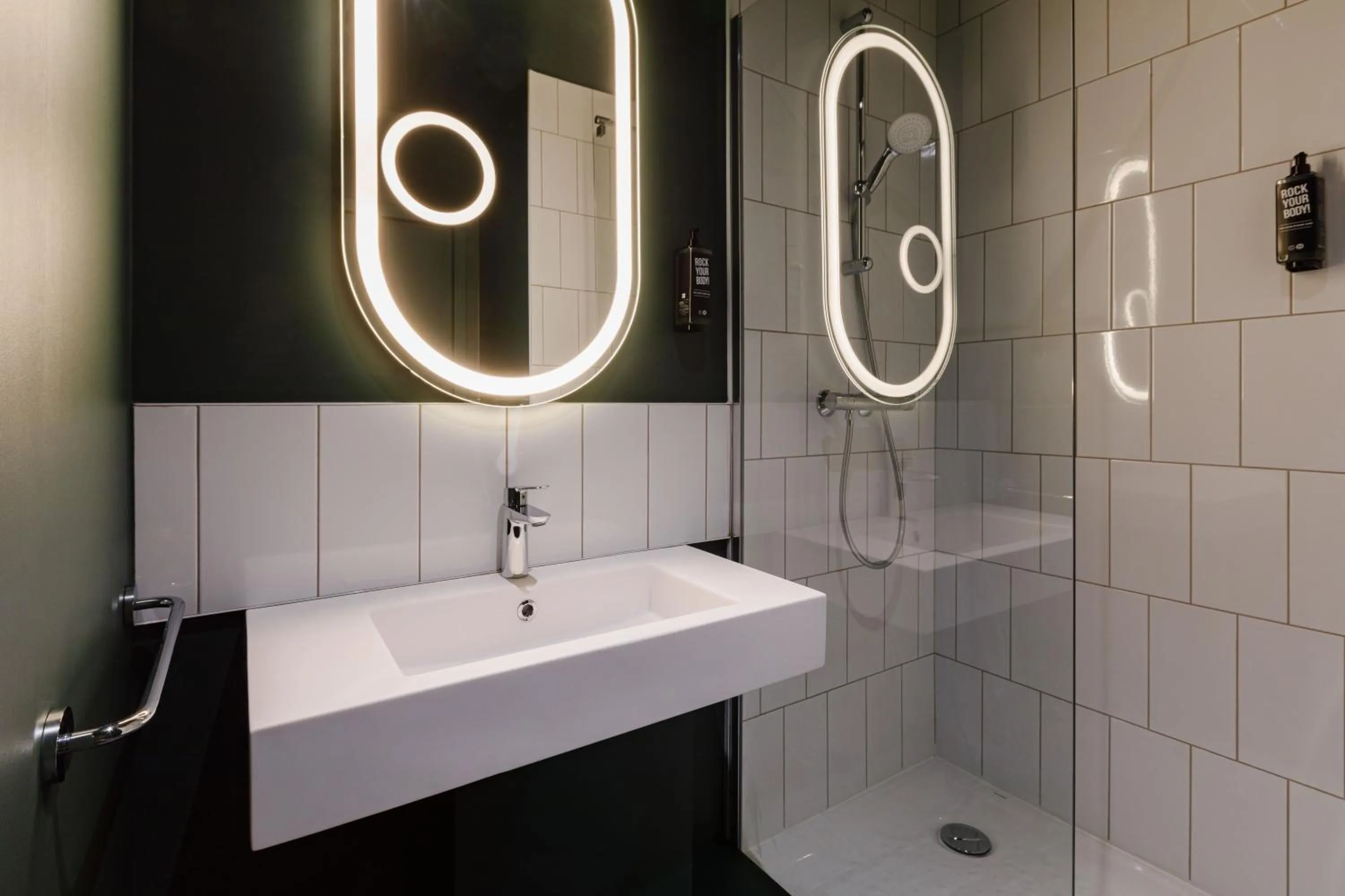 Shower in ibis Lyon Est Meyzieu