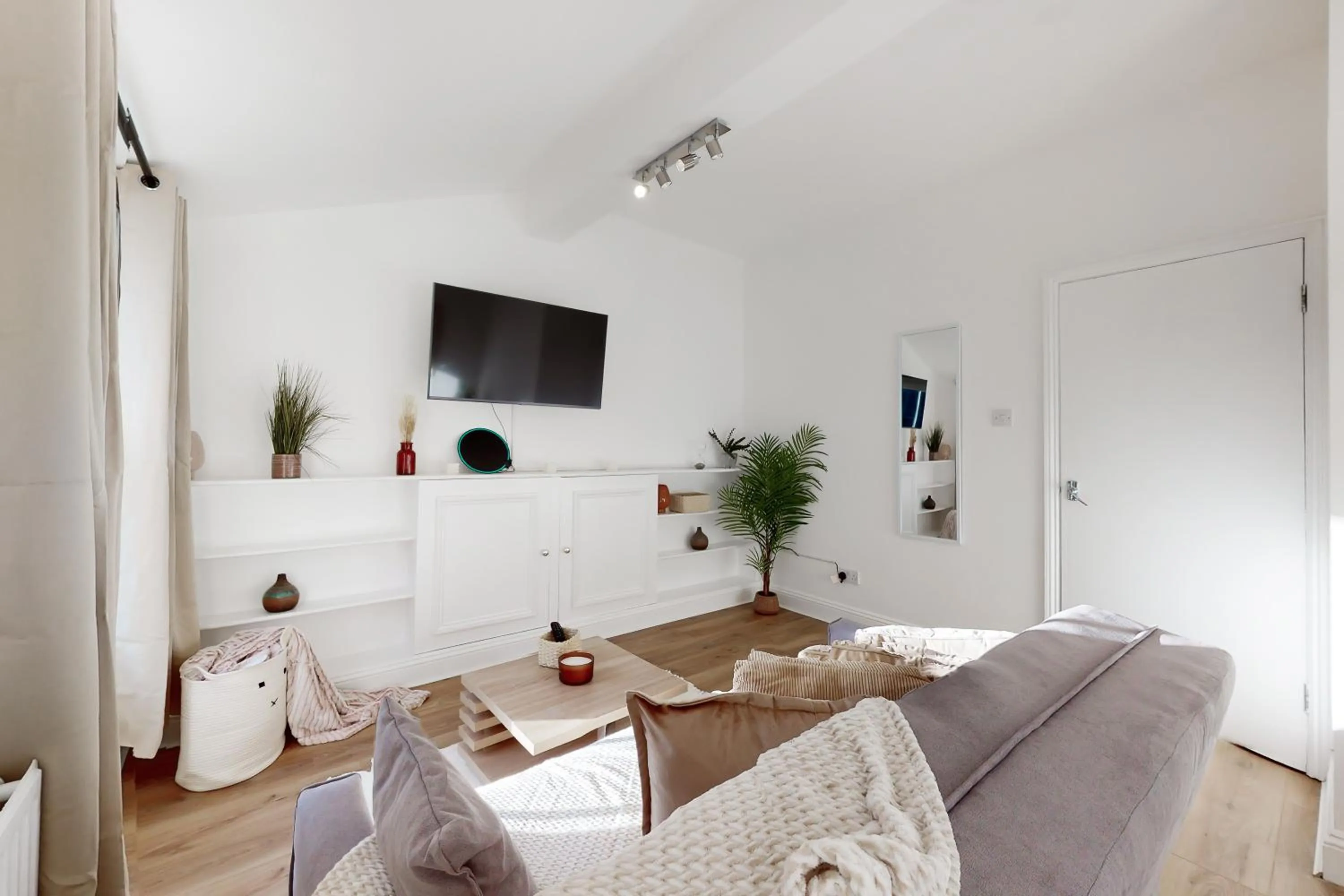 TV and multimedia in Park Lane Apartments Baker Street