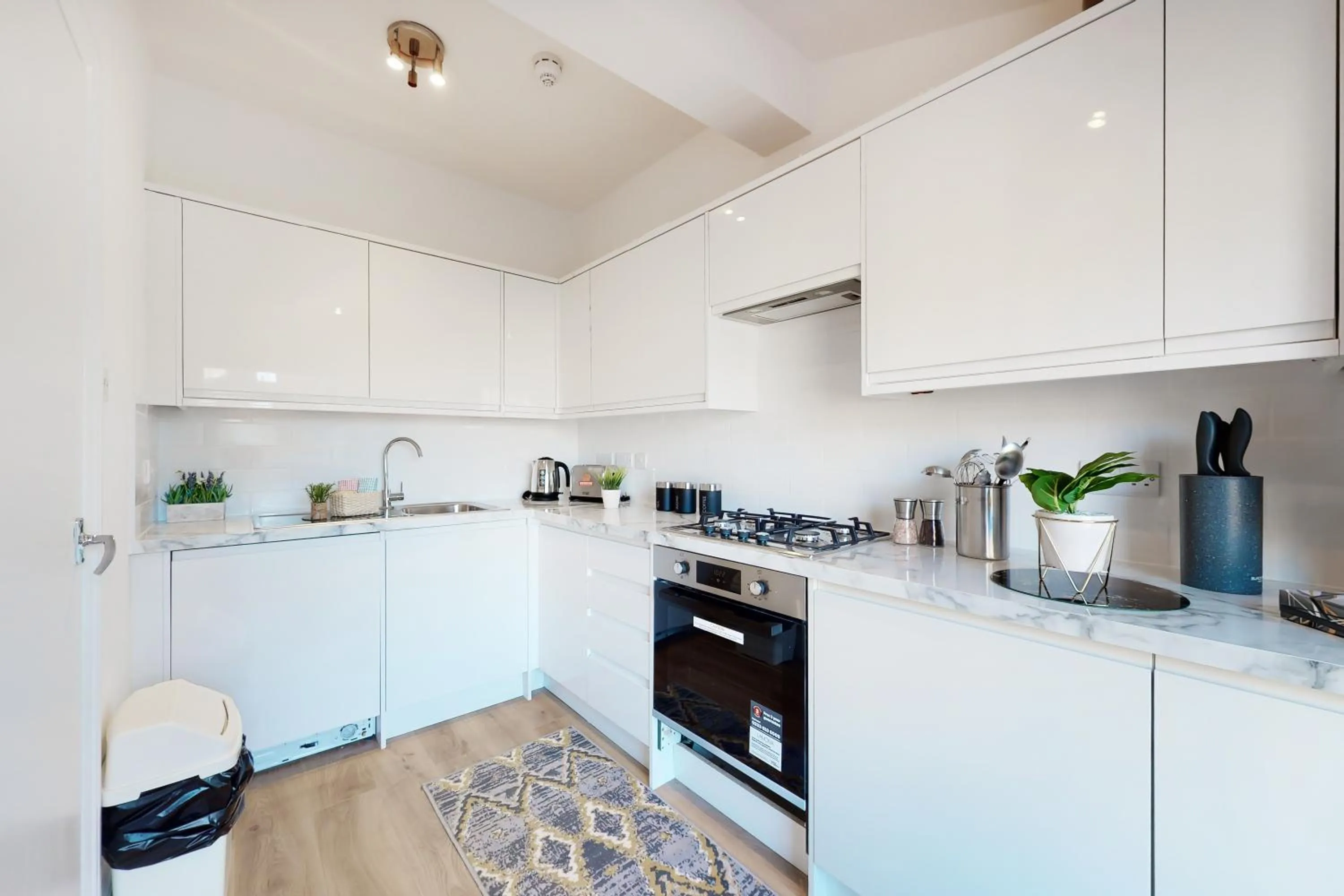 Kitchen or kitchenette in Park Lane Apartments Baker Street