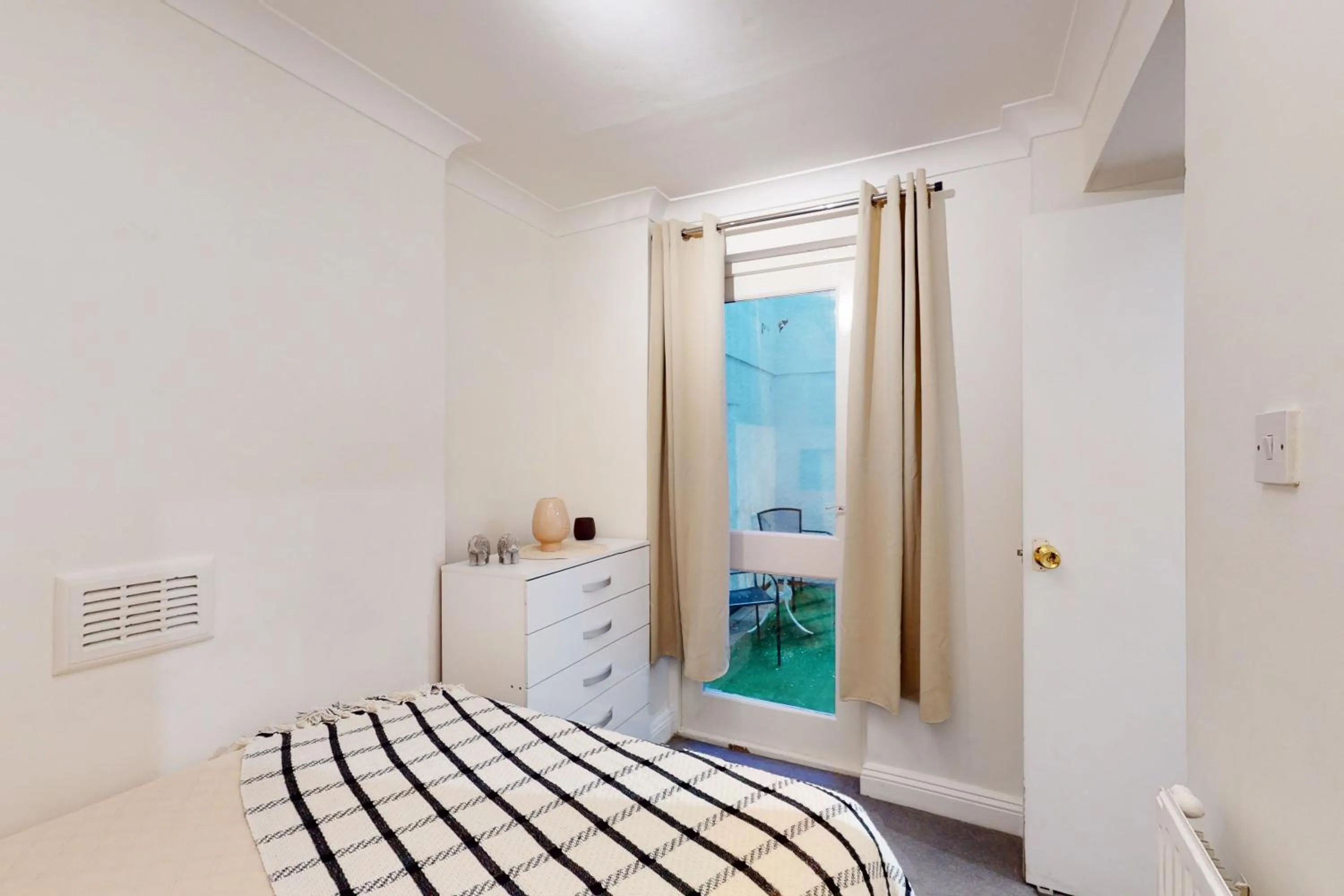 Bed in Park Lane Apartments Baker Street