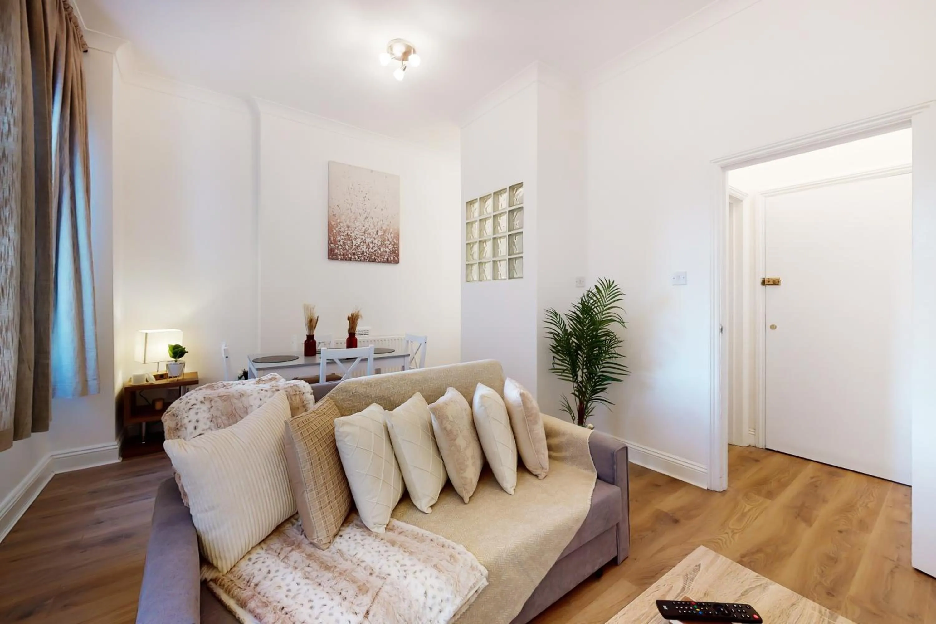 Living room in Park Lane Apartments Baker Street