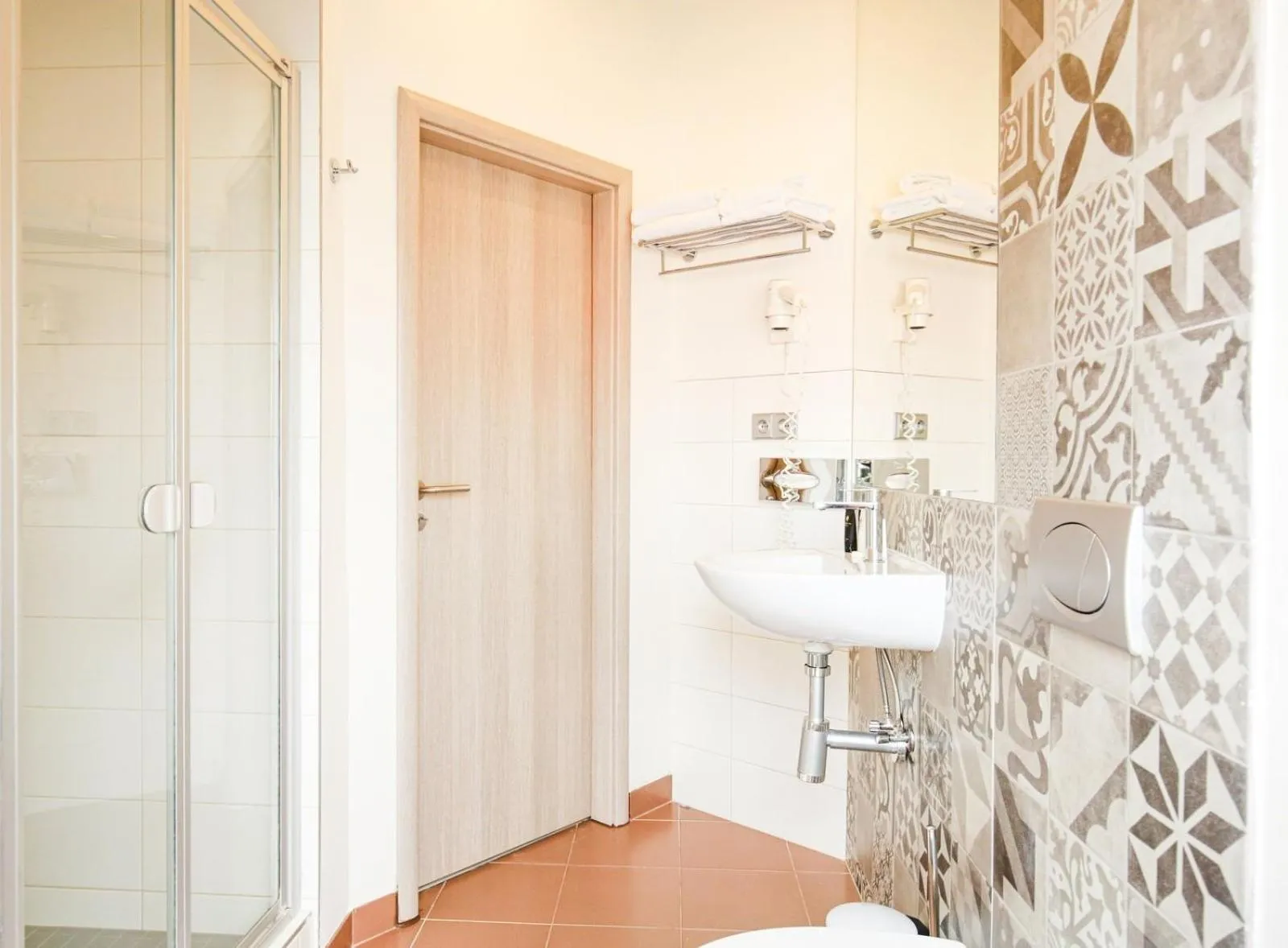 Shower in EA Hotel Victoria