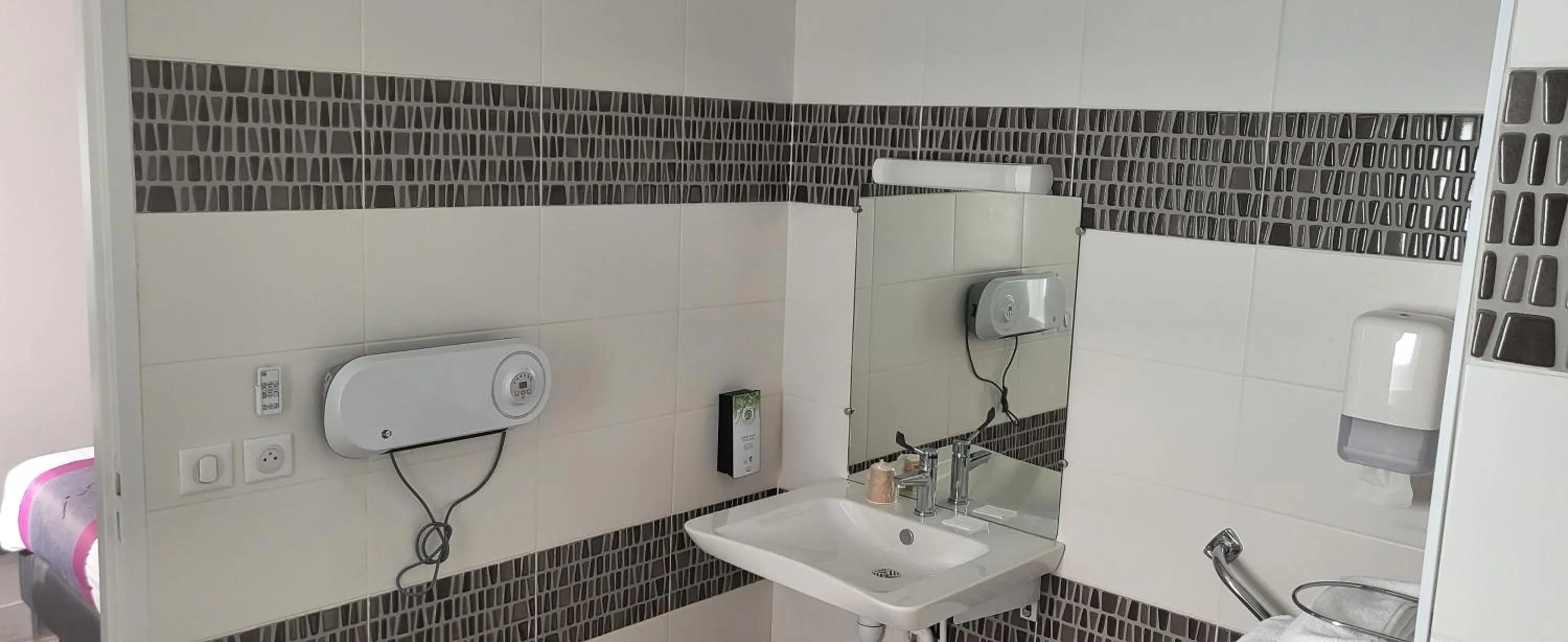 Shower in Kyriad Lille Est - Villeneuve d'Ascq