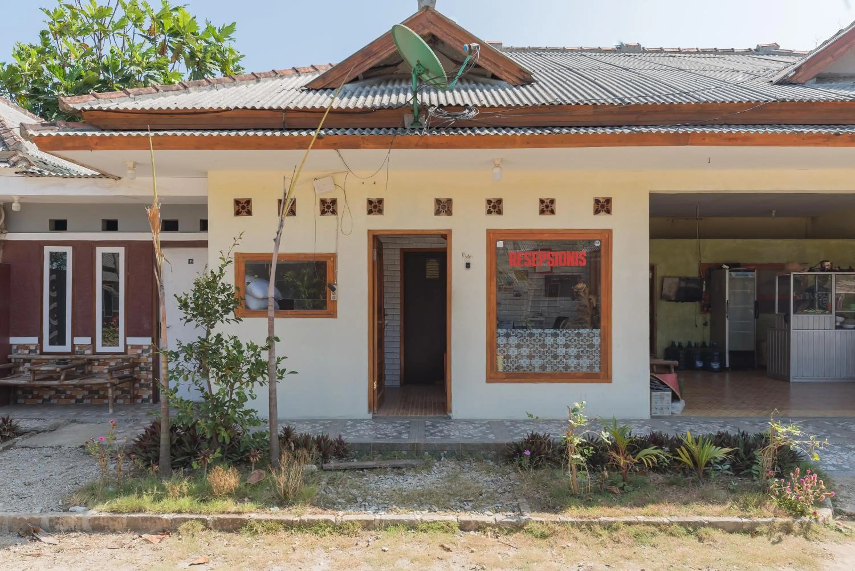 Facade/entrance in RedDoorz near Pantai Ujung Genteng