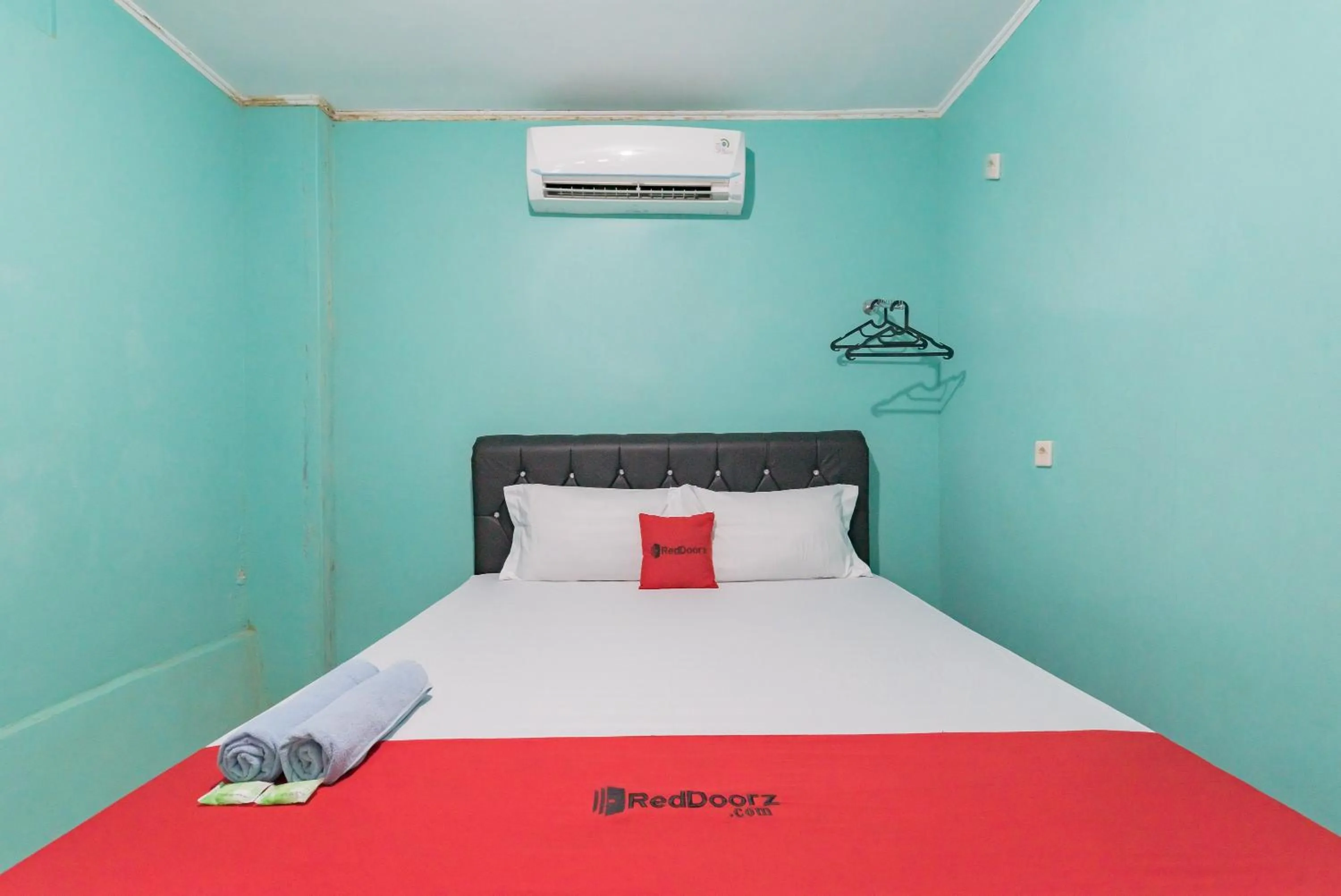 Bed in RedDoorz near Pantai Ujung Genteng