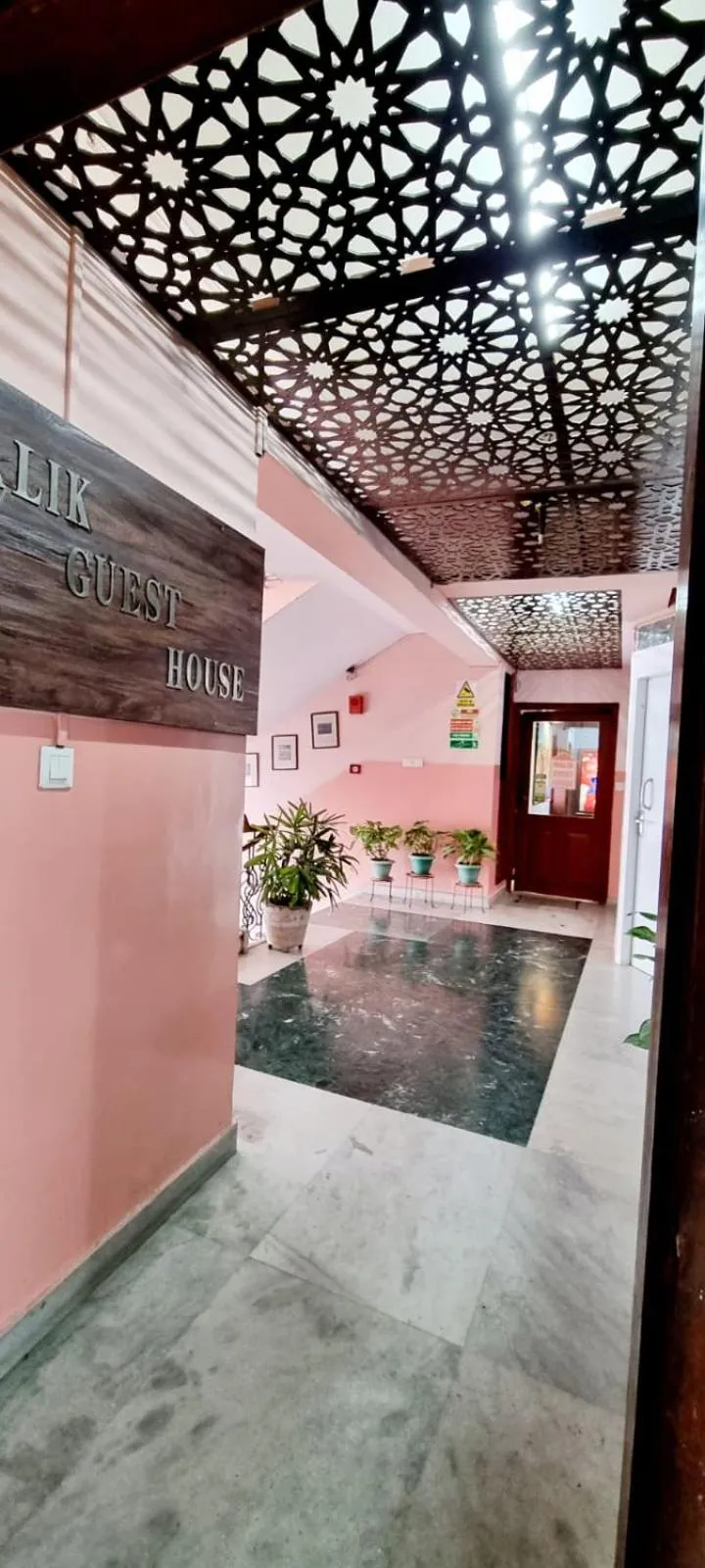 Facade/entrance in Malik Guest House