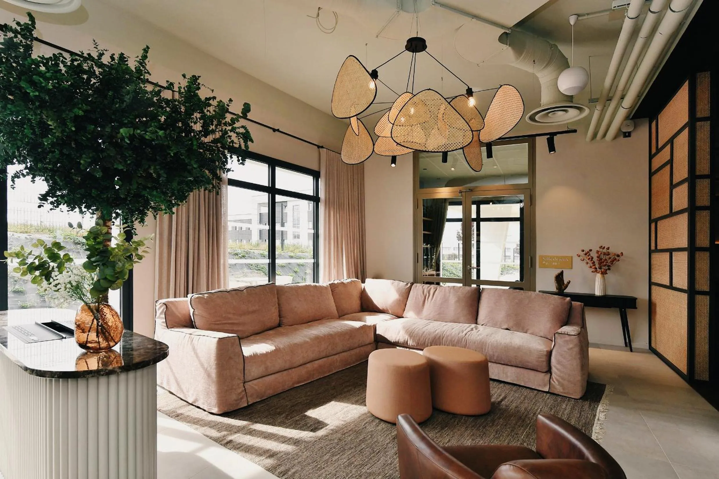 Lobby or reception in Golden Tulip Reims Bezannes