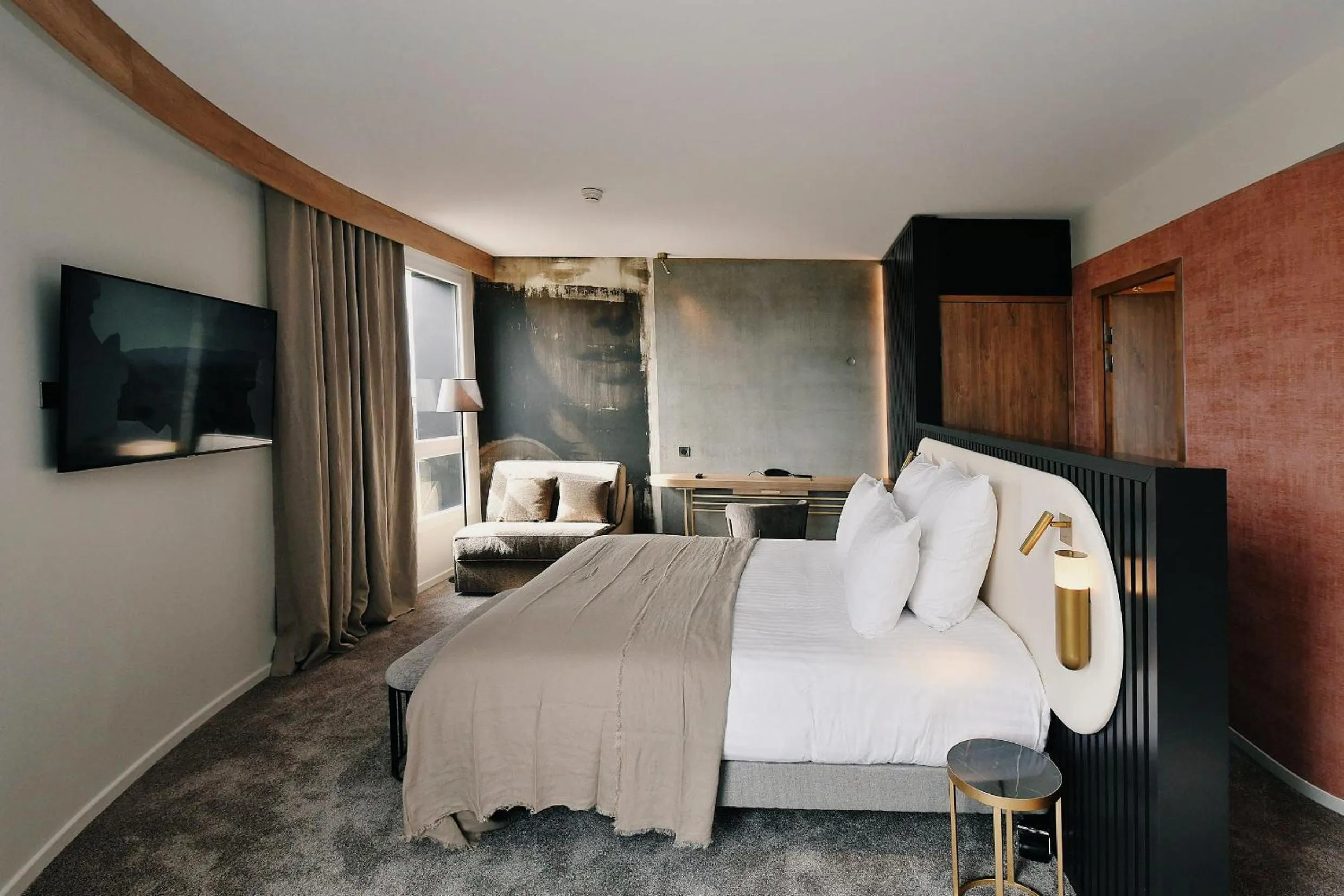 Photo of the whole room, Bed in Golden Tulip Reims Bezannes