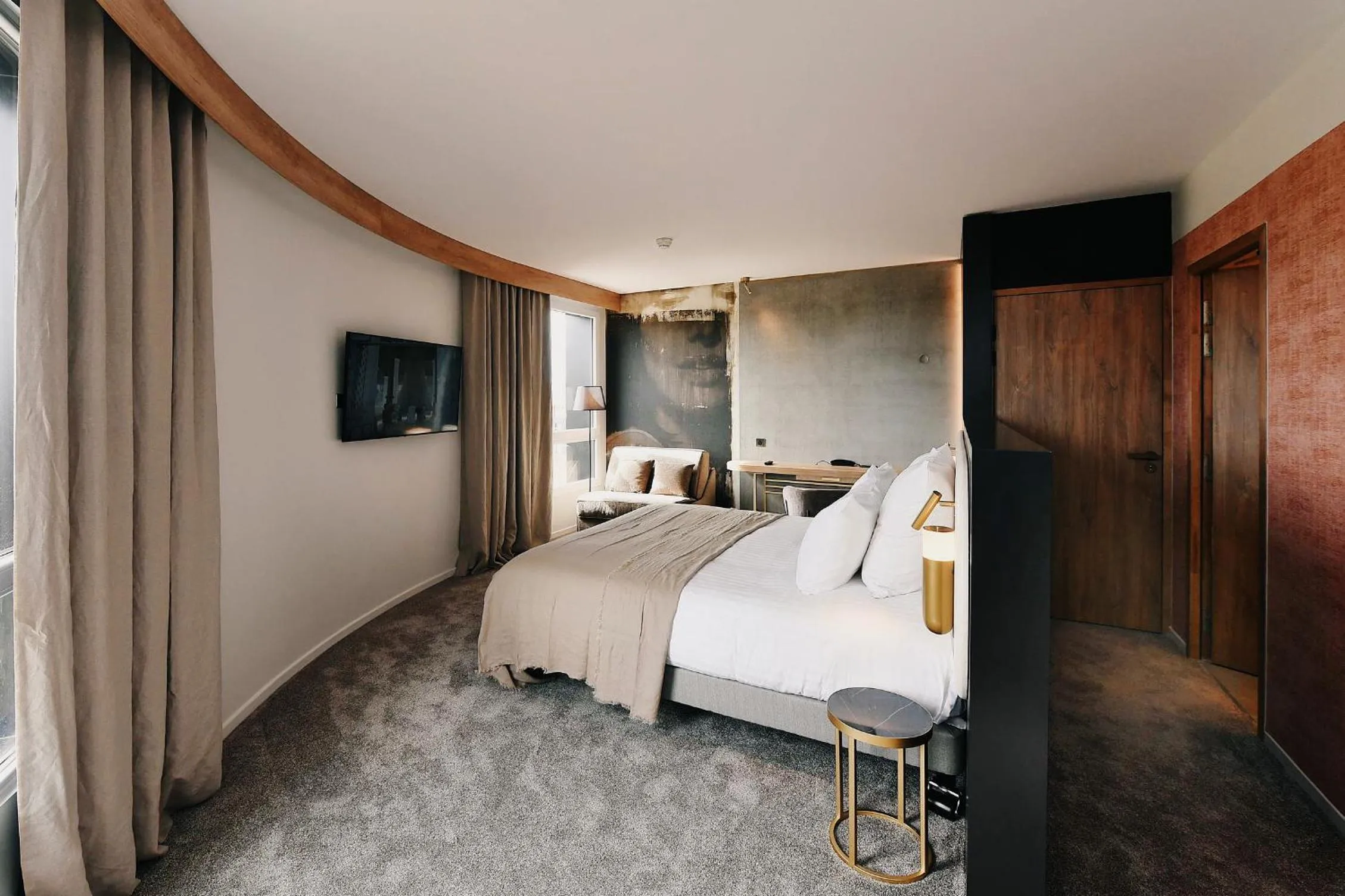 Photo of the whole room, Bed in Golden Tulip Reims Bezannes