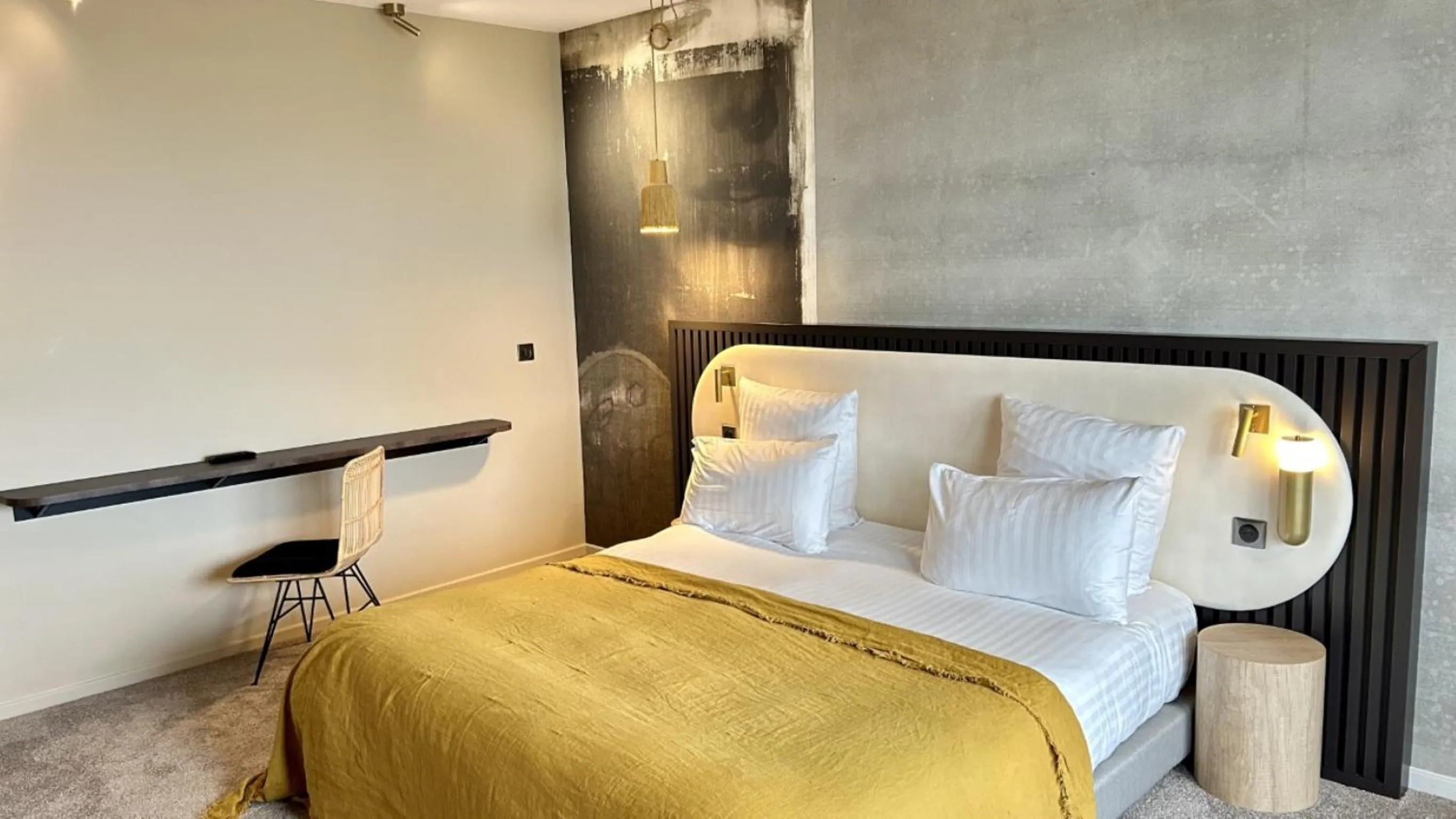 Bed in Golden Tulip Reims Bezannes