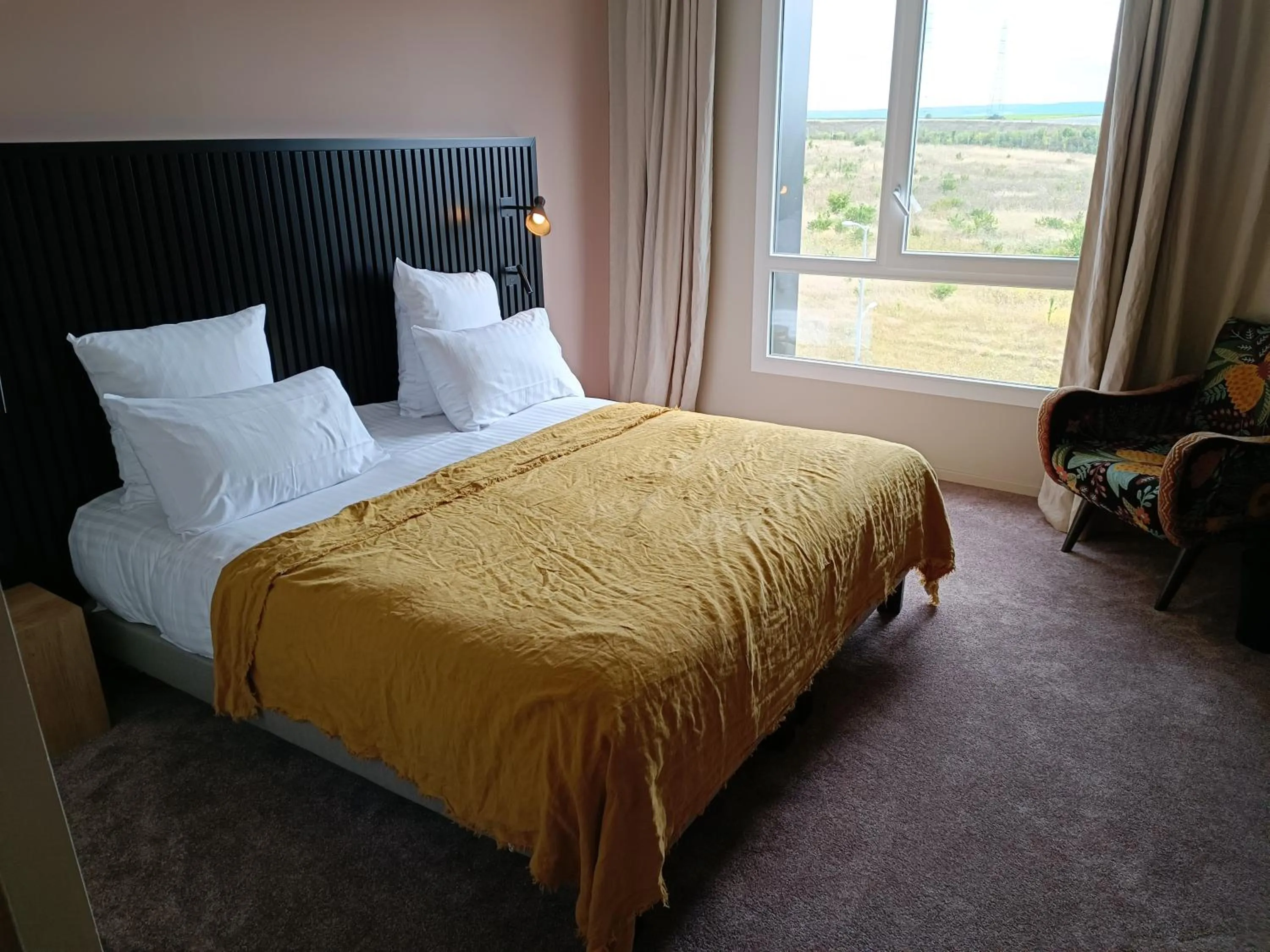 Bed in Golden Tulip Reims Bezannes