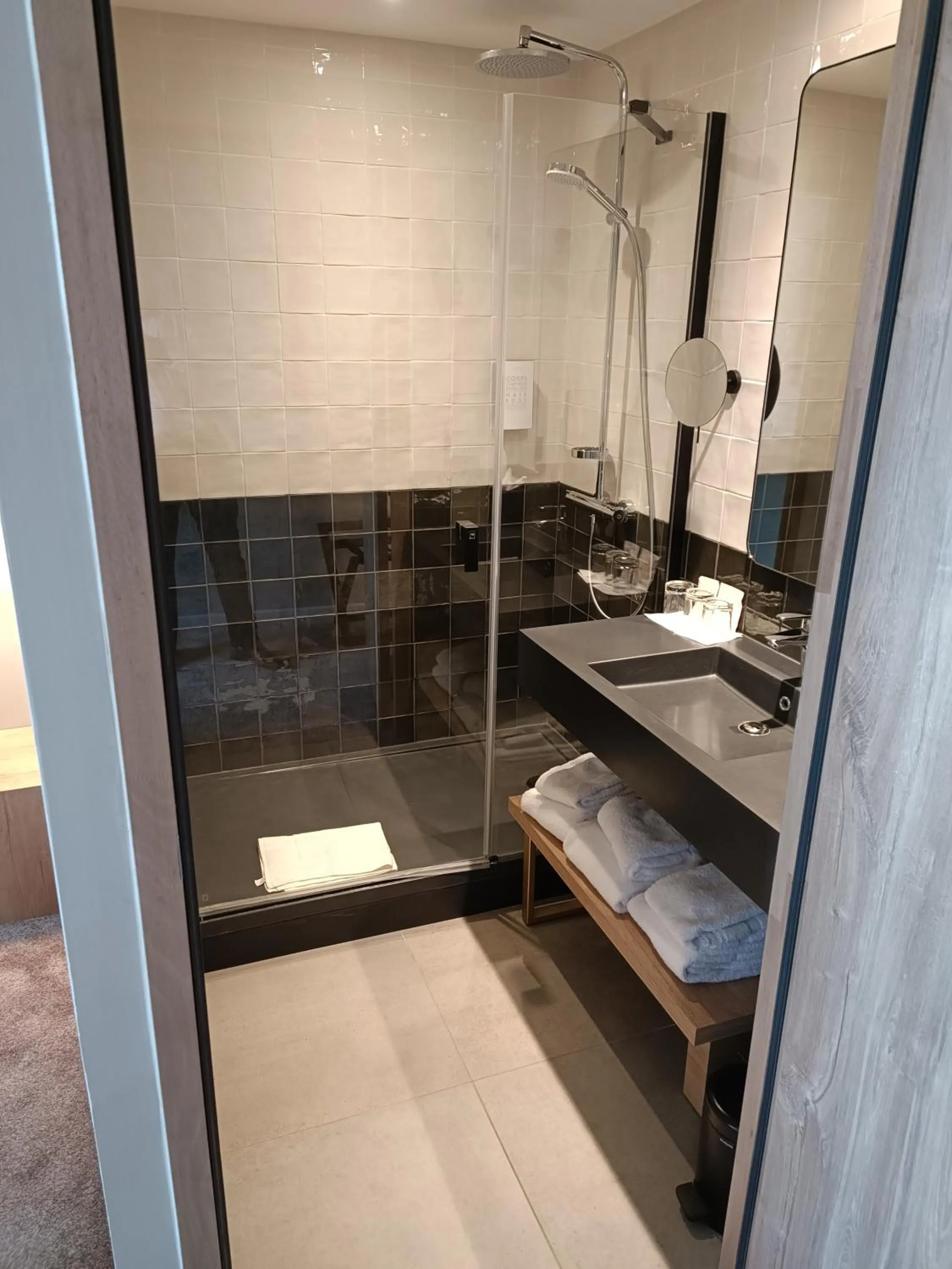 Bathroom in Golden Tulip Reims Bezannes