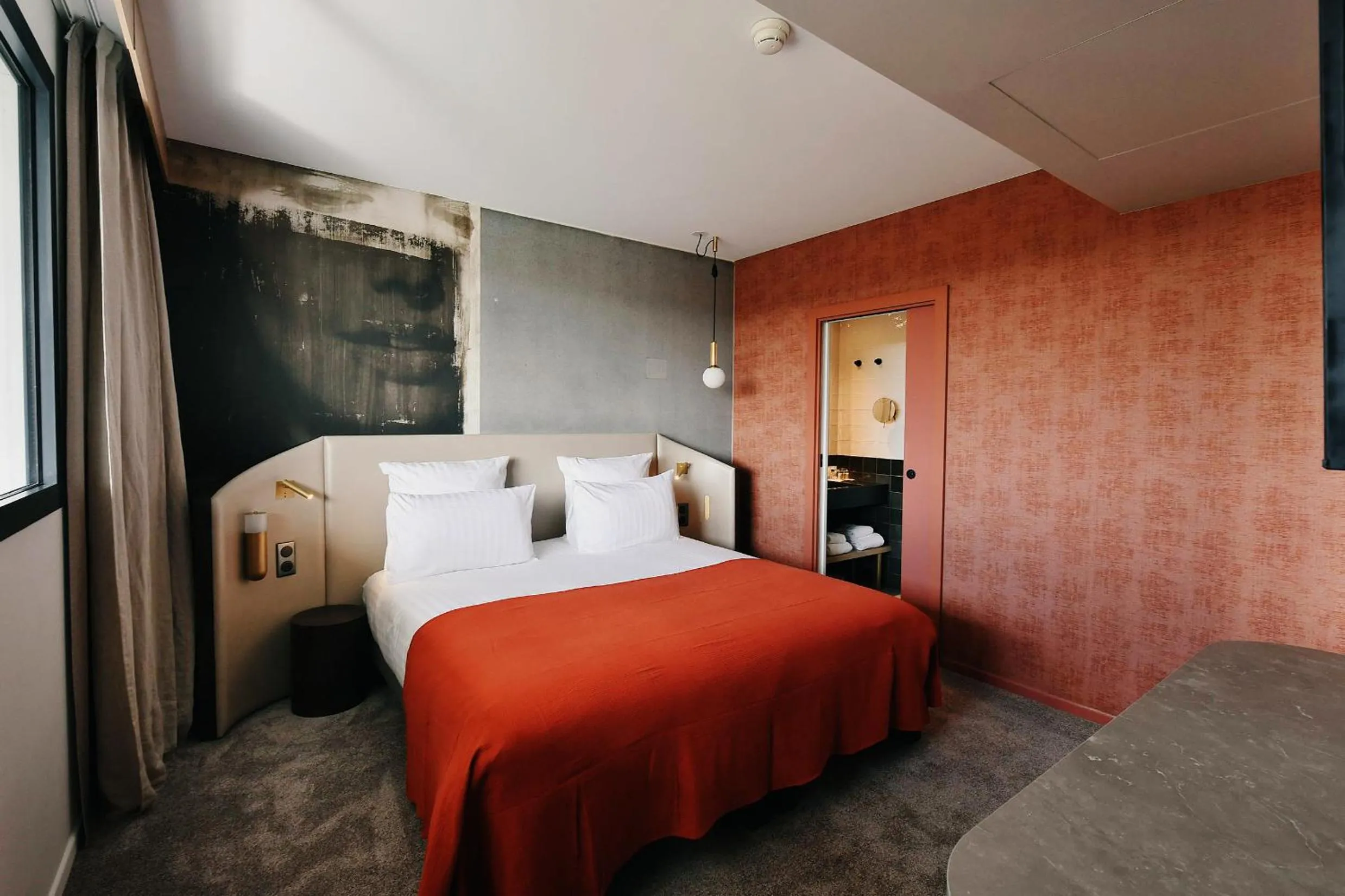 Photo of the whole room, Bed in Golden Tulip Reims Bezannes