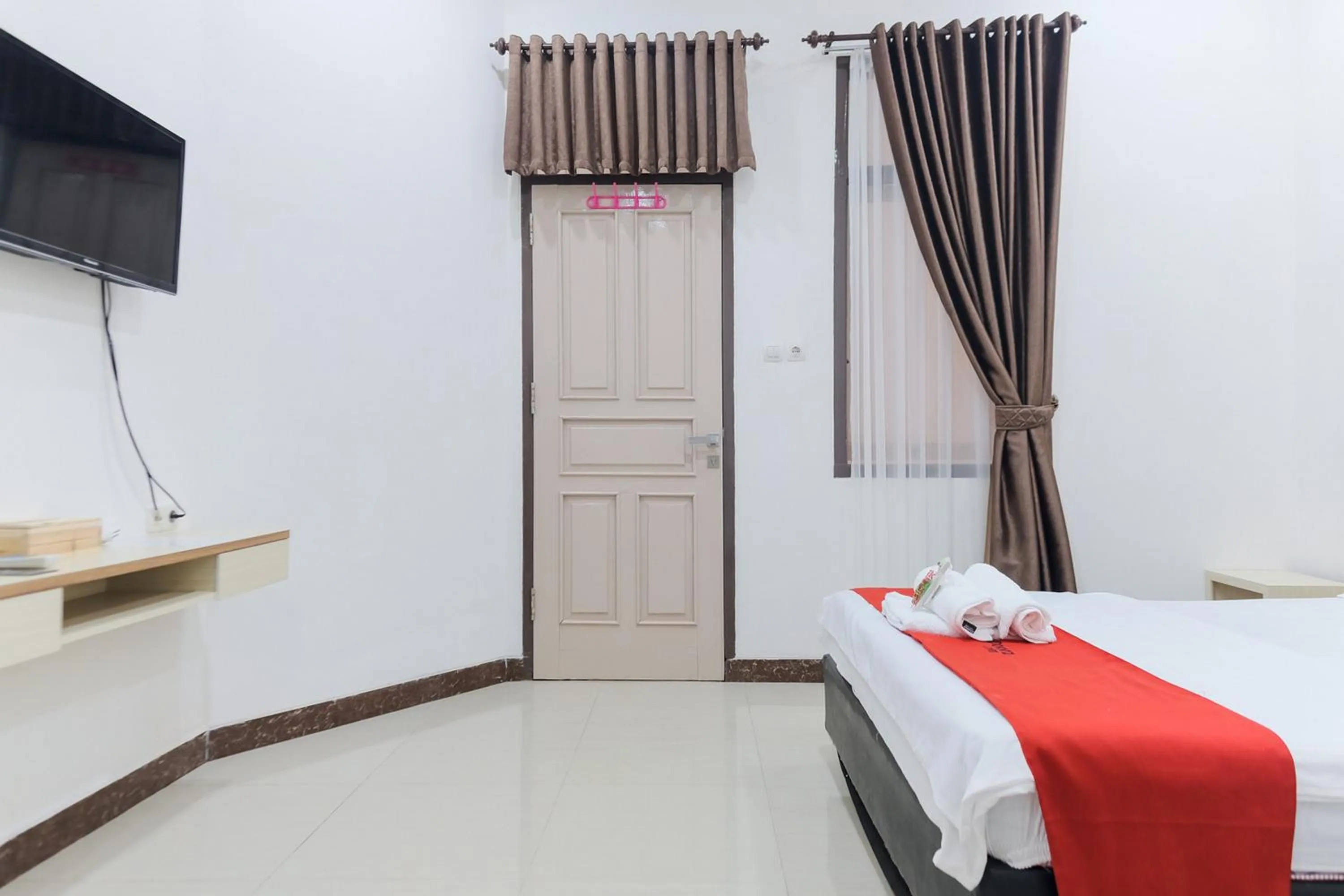 Bedroom, Bed in RedDoorz Syariah @ Jalan Ir Haji Juanda Jambi