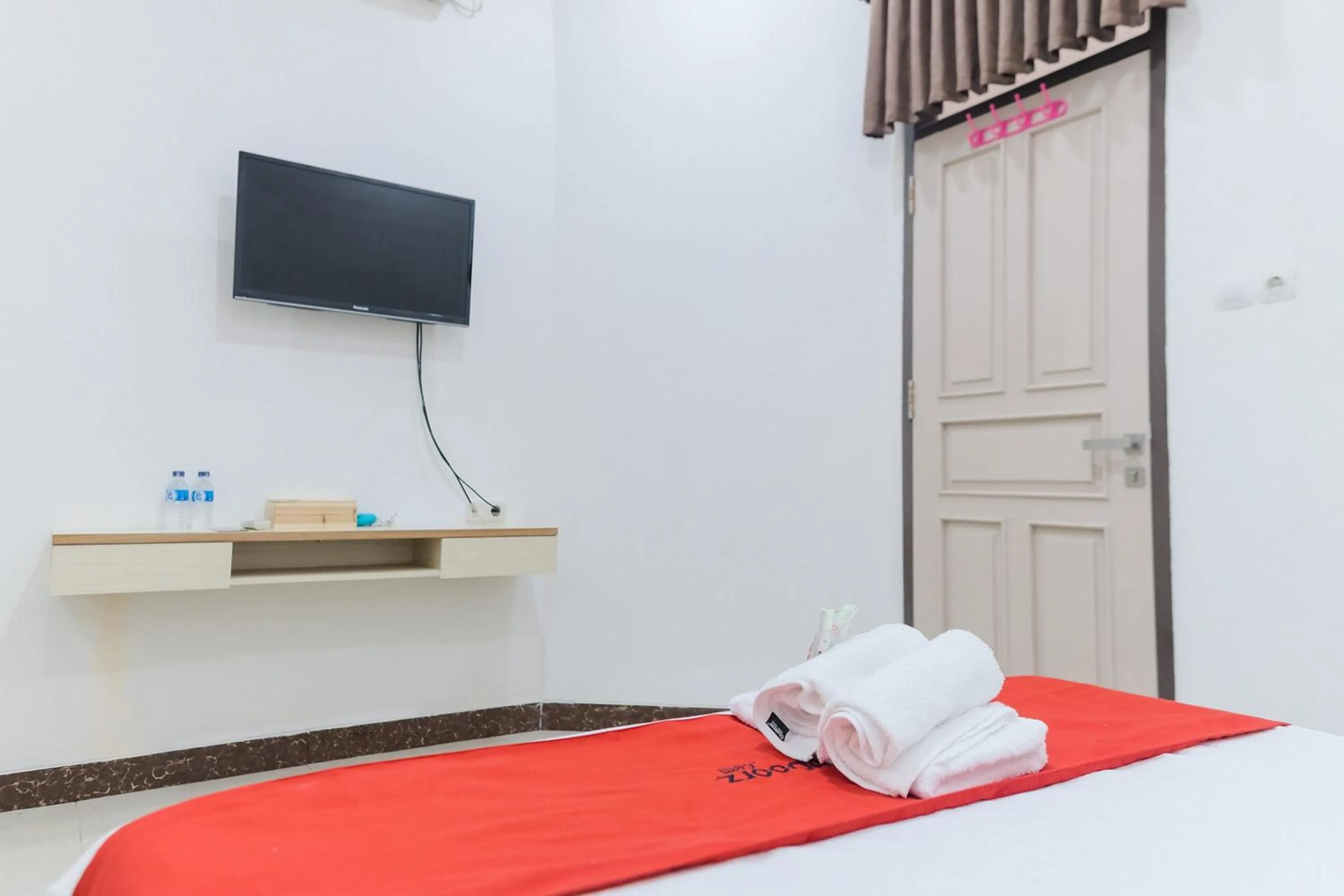 Bedroom, Bed in RedDoorz Syariah @ Jalan Ir Haji Juanda Jambi