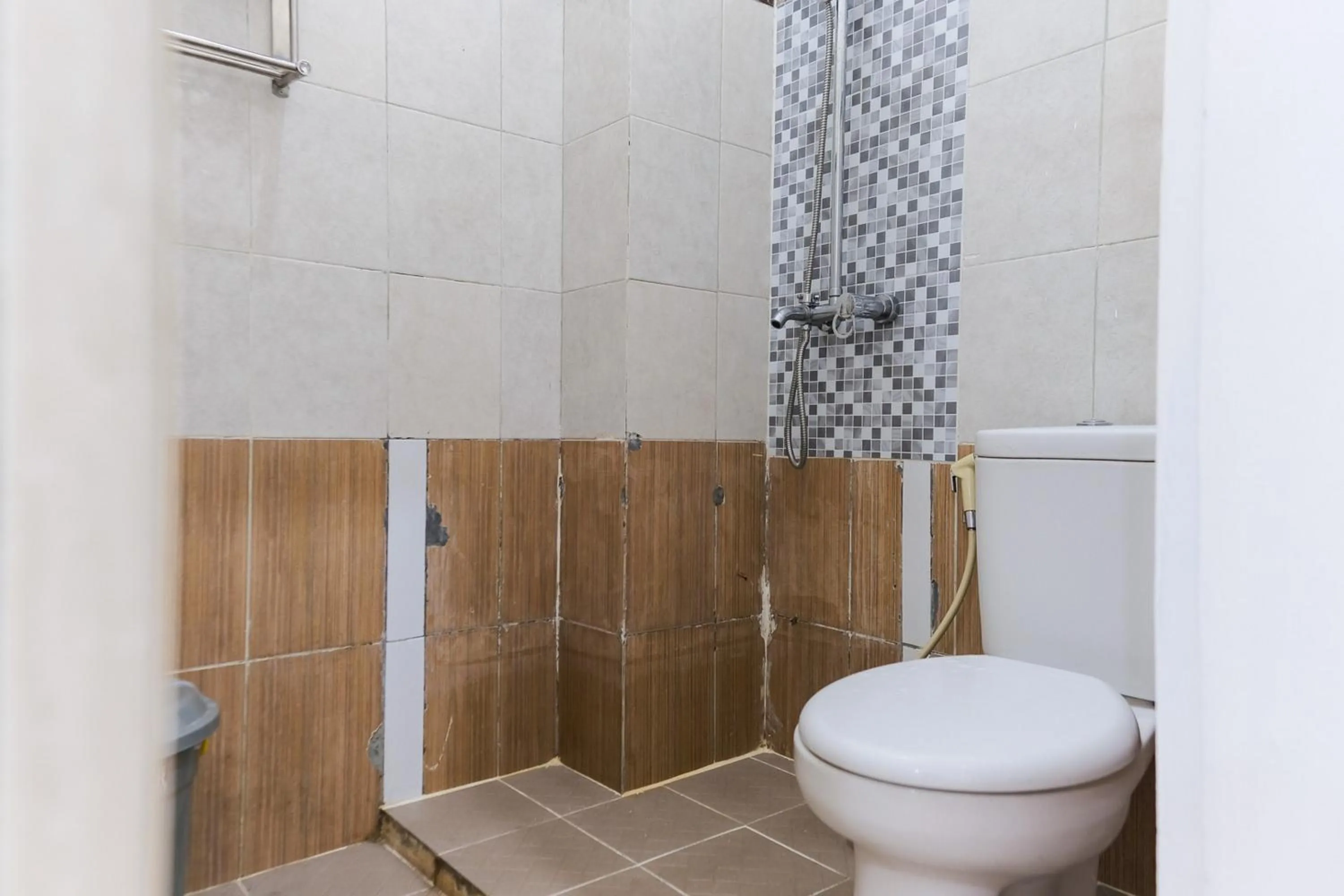 Bathroom in RedDoorz Syariah @ Jalan Ir Haji Juanda Jambi