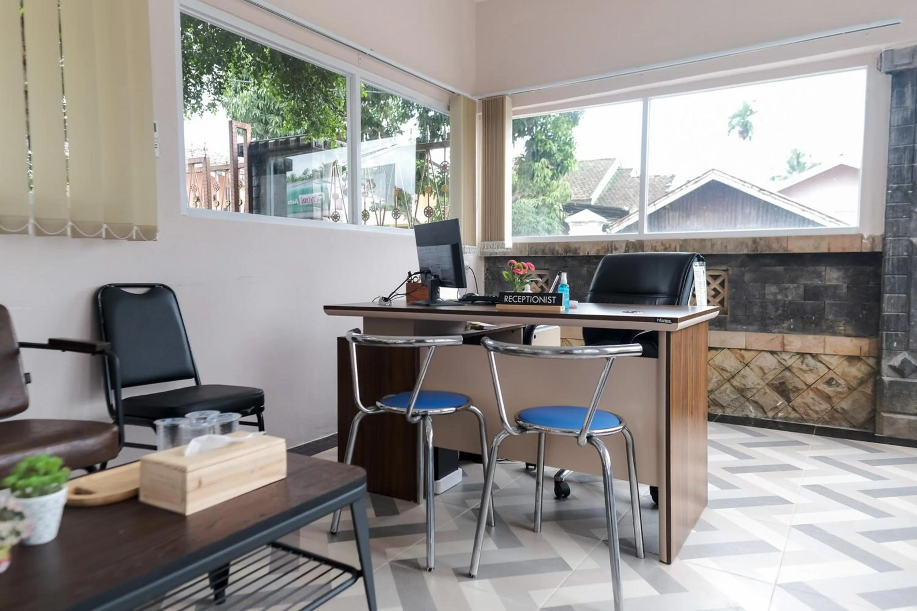 Lobby or reception in RedDoorz Syariah @ Jalan Ir Haji Juanda Jambi