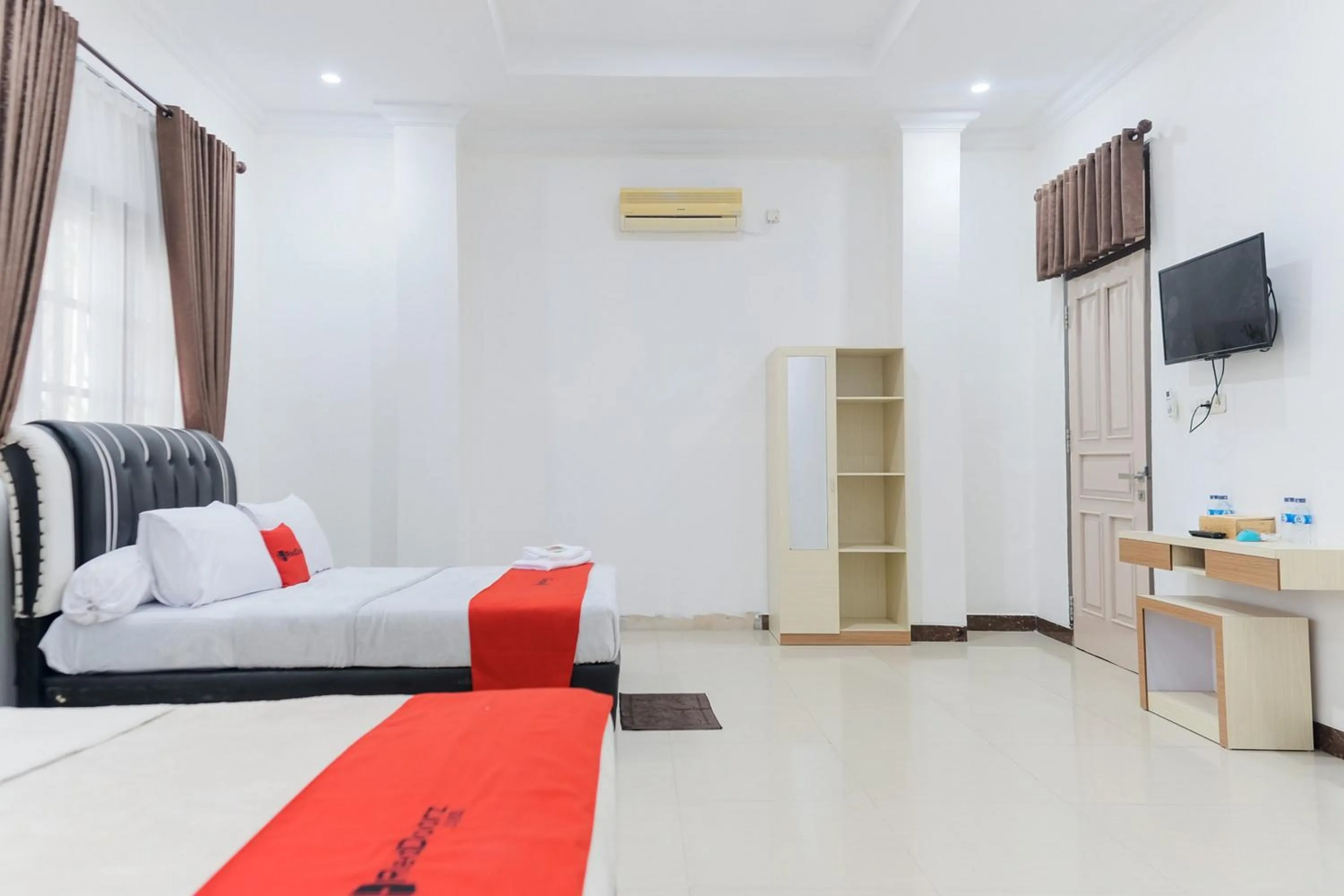 Bedroom, Bed in RedDoorz Syariah @ Jalan Ir Haji Juanda Jambi