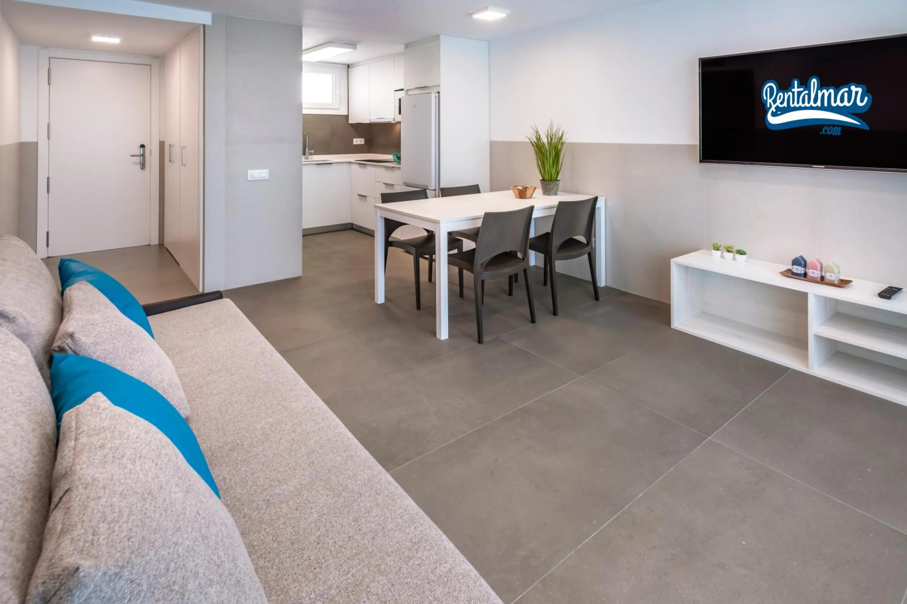 Communal lounge/ TV room in Rentalmar Salou Playa Family Suites & Pool