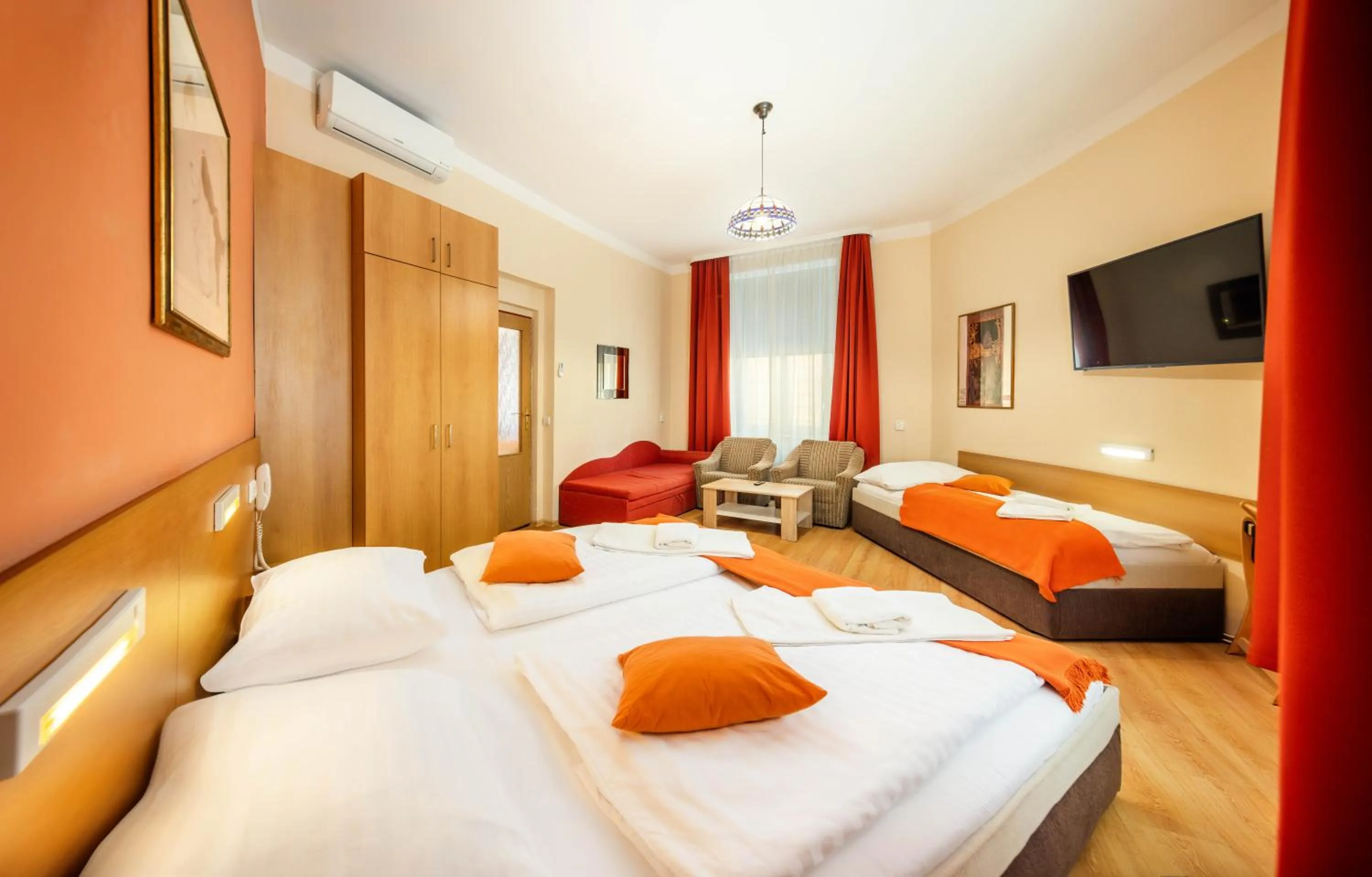 Bedroom, Bed in Hotel Golden City Garni
