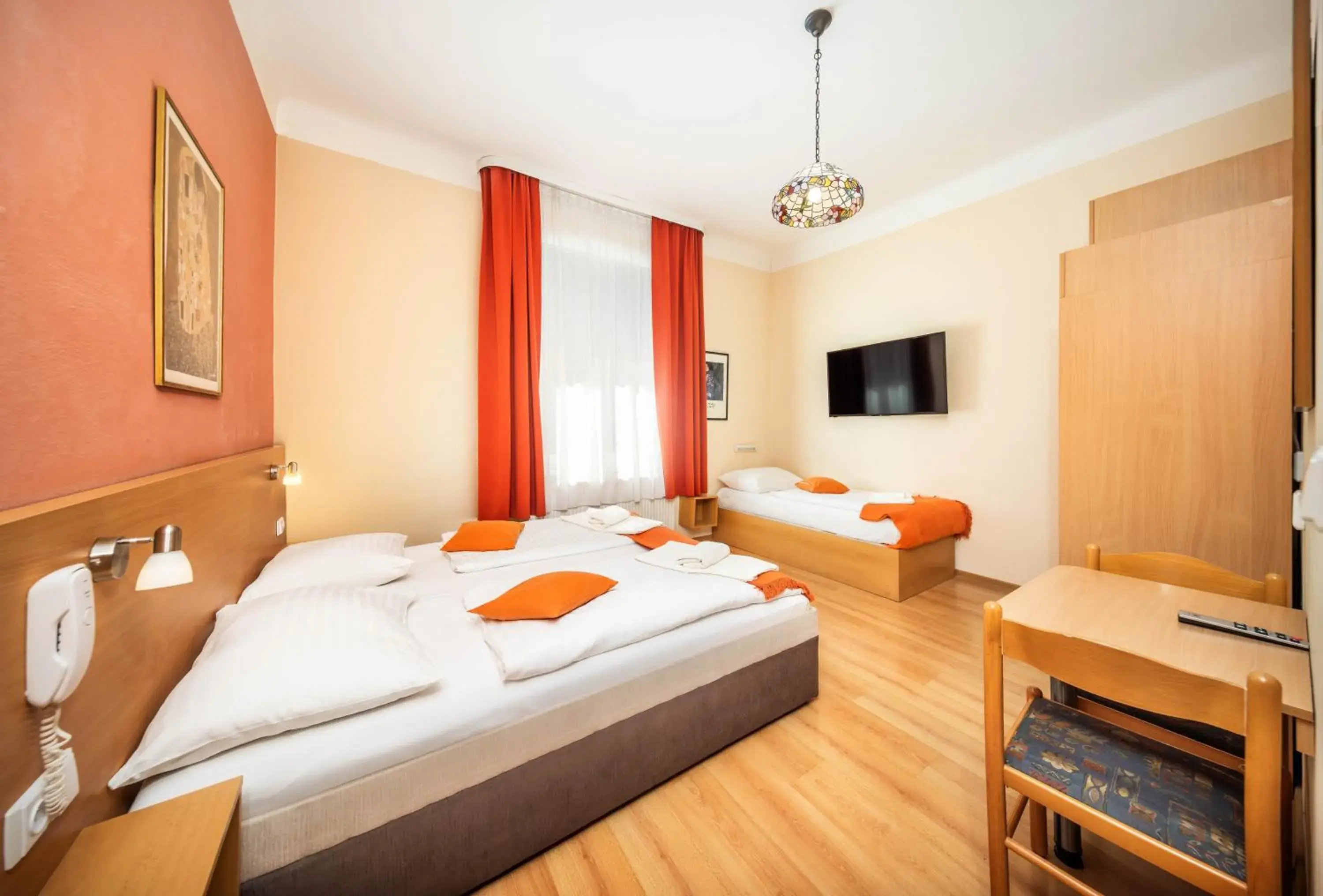 Triple Room in Hotel Golden City Garni Triple Room in Hotel Golden City Garni