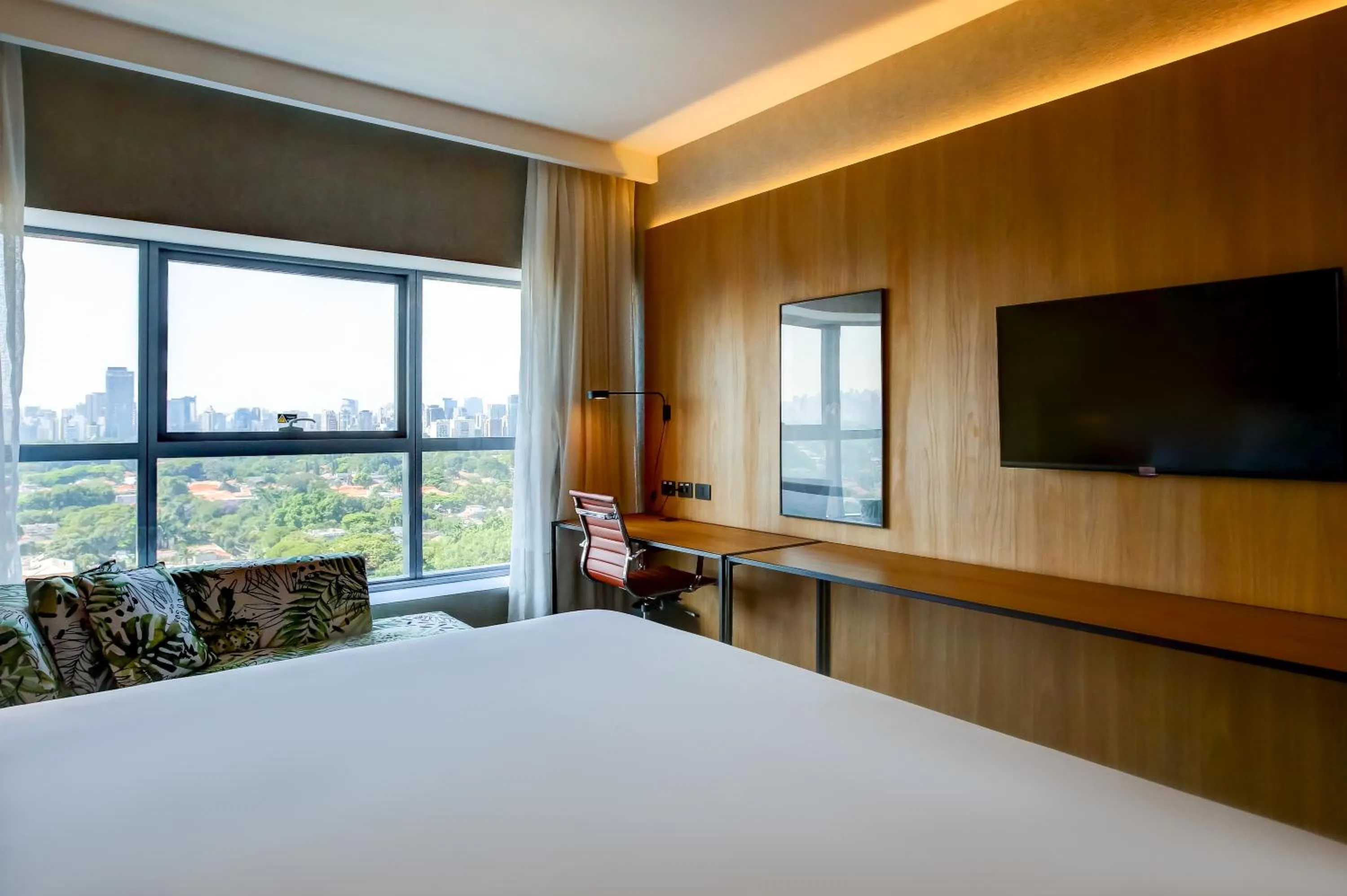 View (from property/room), Bed in Hilton Garden Inn Rebouças